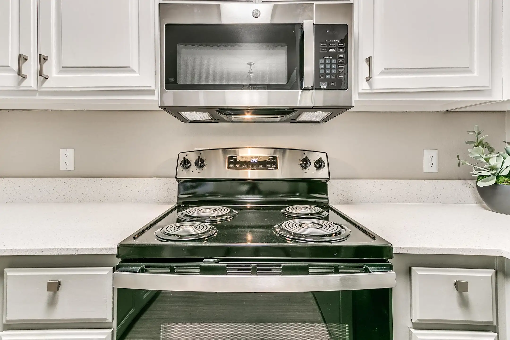 Kitchen - Vantage on Yale - Tulsa, OK