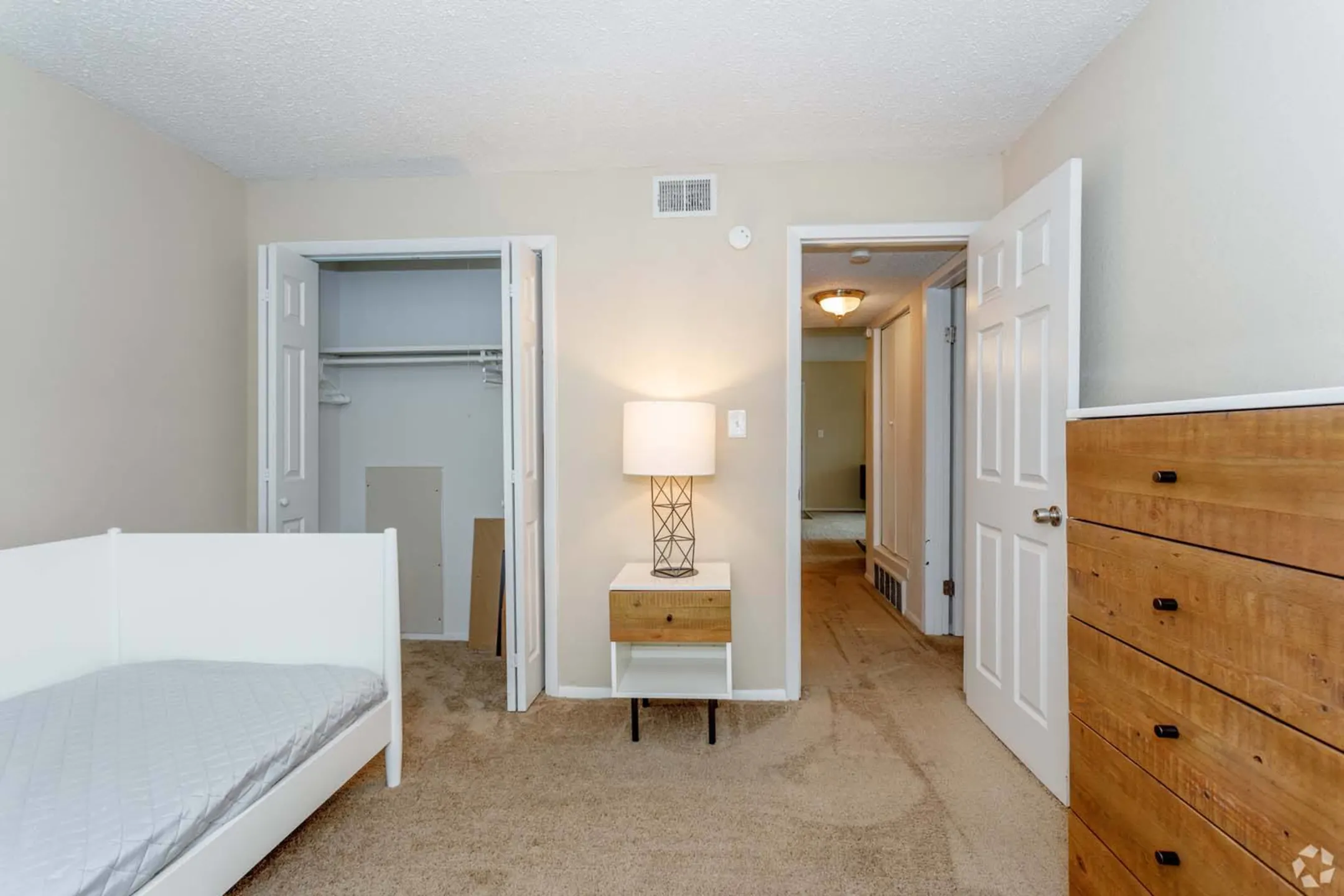 Hudson Pointe Apartments - Kansas City, MO 64138