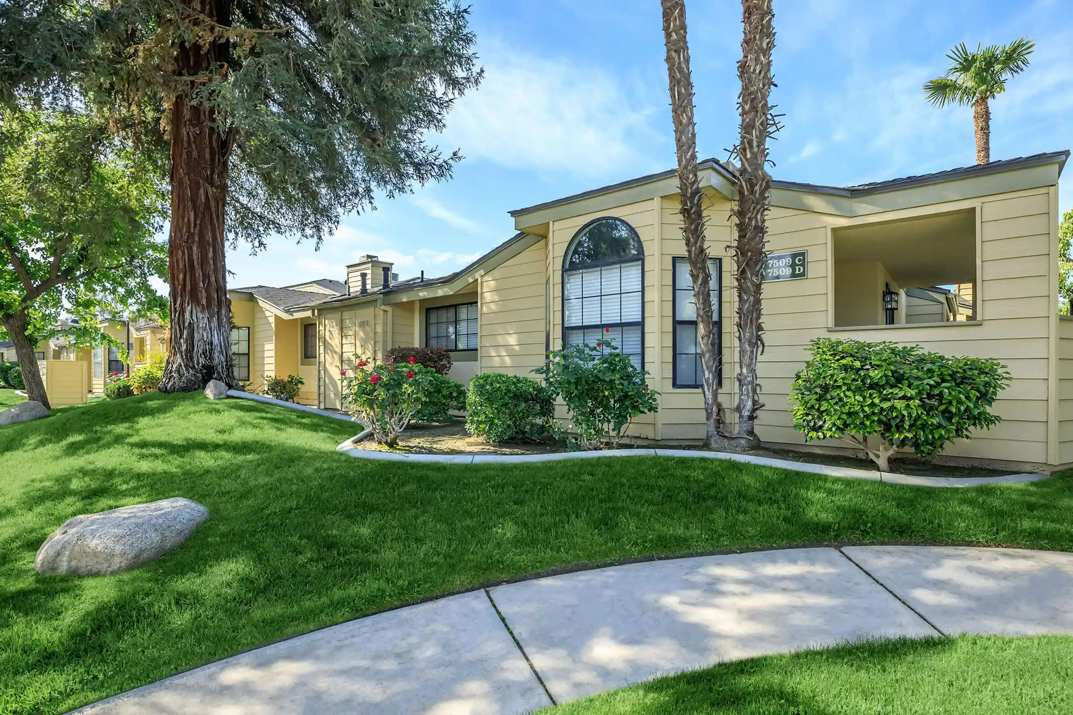 Building - LAURELWOOD WEST VILLAS - Bakersfield, CA