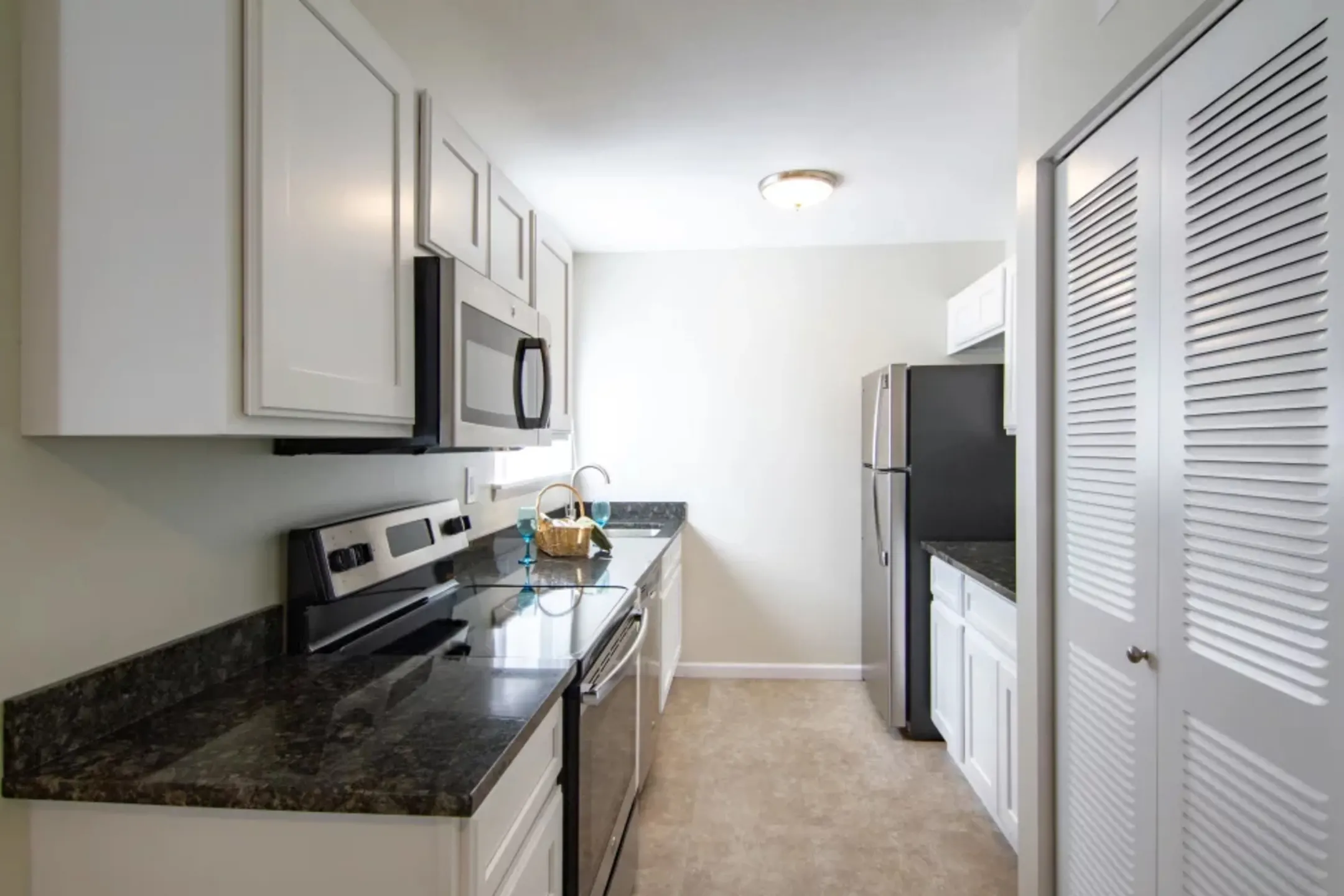 Kitchen - Fox Hill Apartments - Enfield, CT