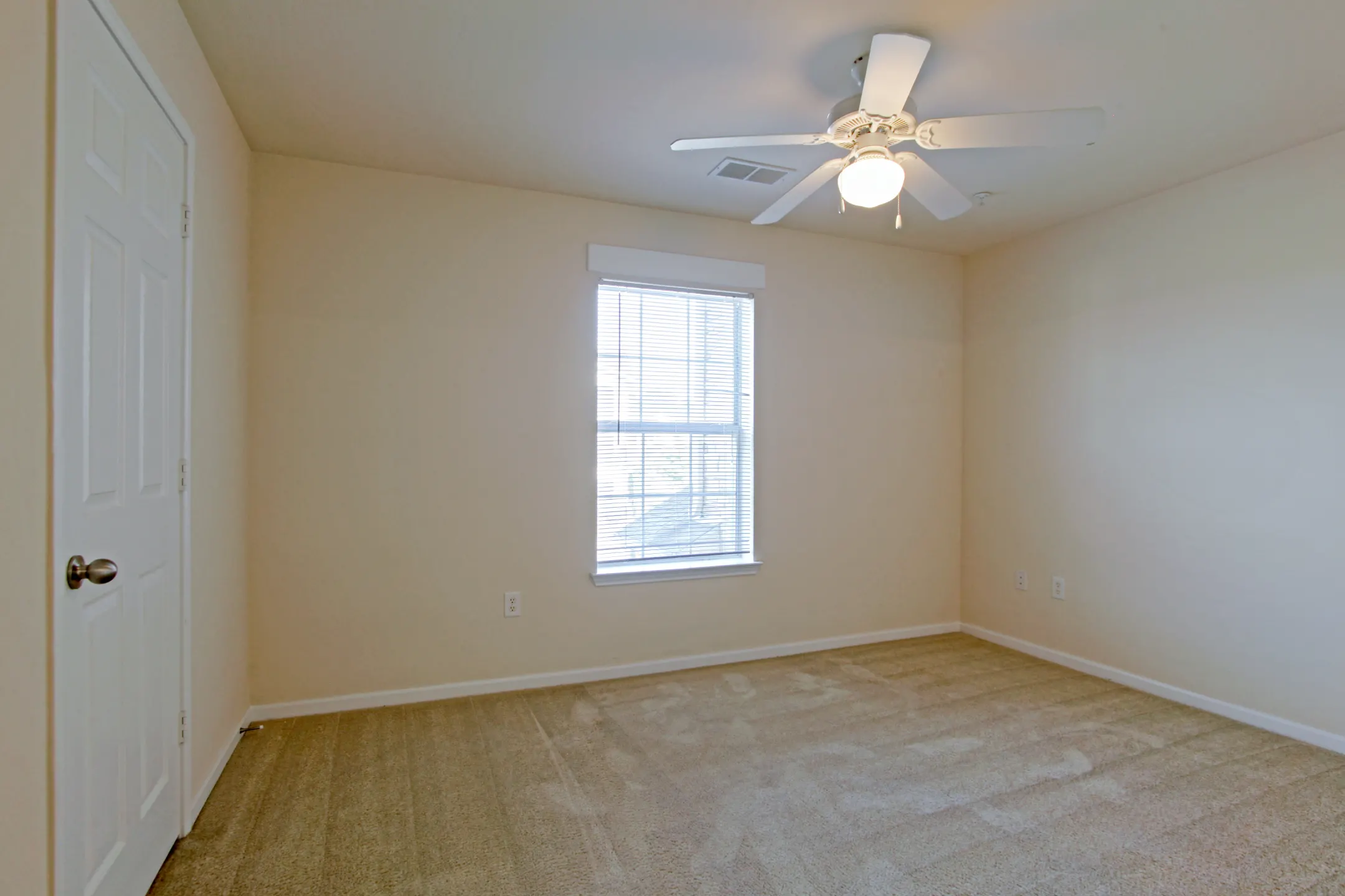 Village Place Apartments - Gulfport, MS 39503