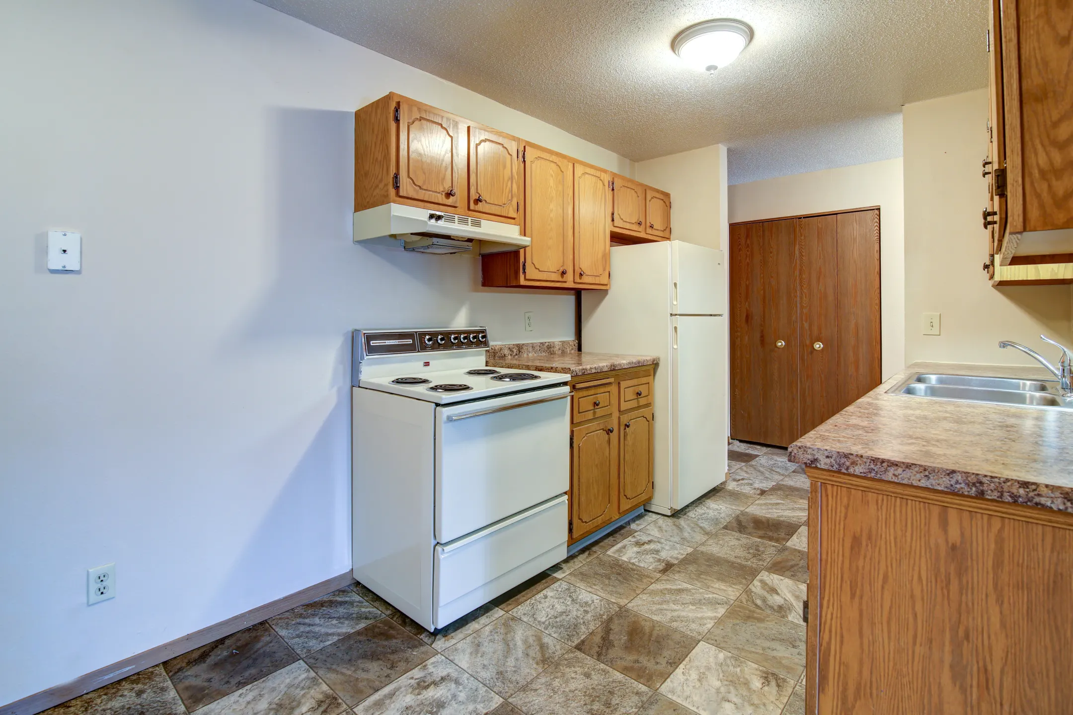 Kitchen - Washington Heights Apartments - Bismarck, ND