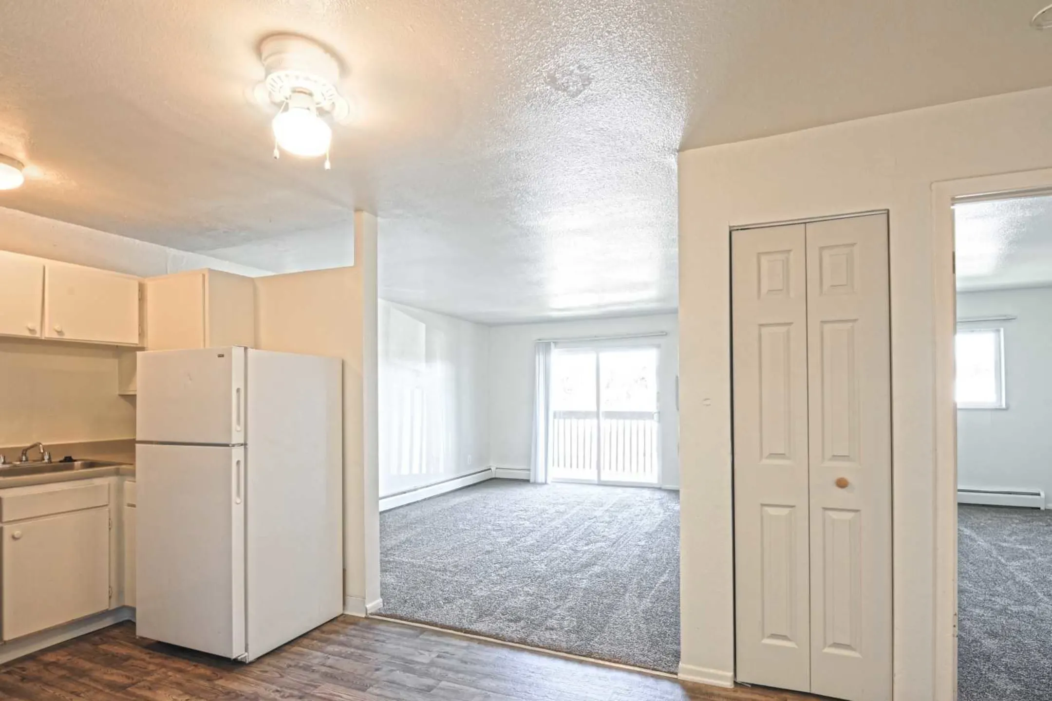 Kitchen - Mountain Ridge Apartment Homes - Colorado Springs, CO