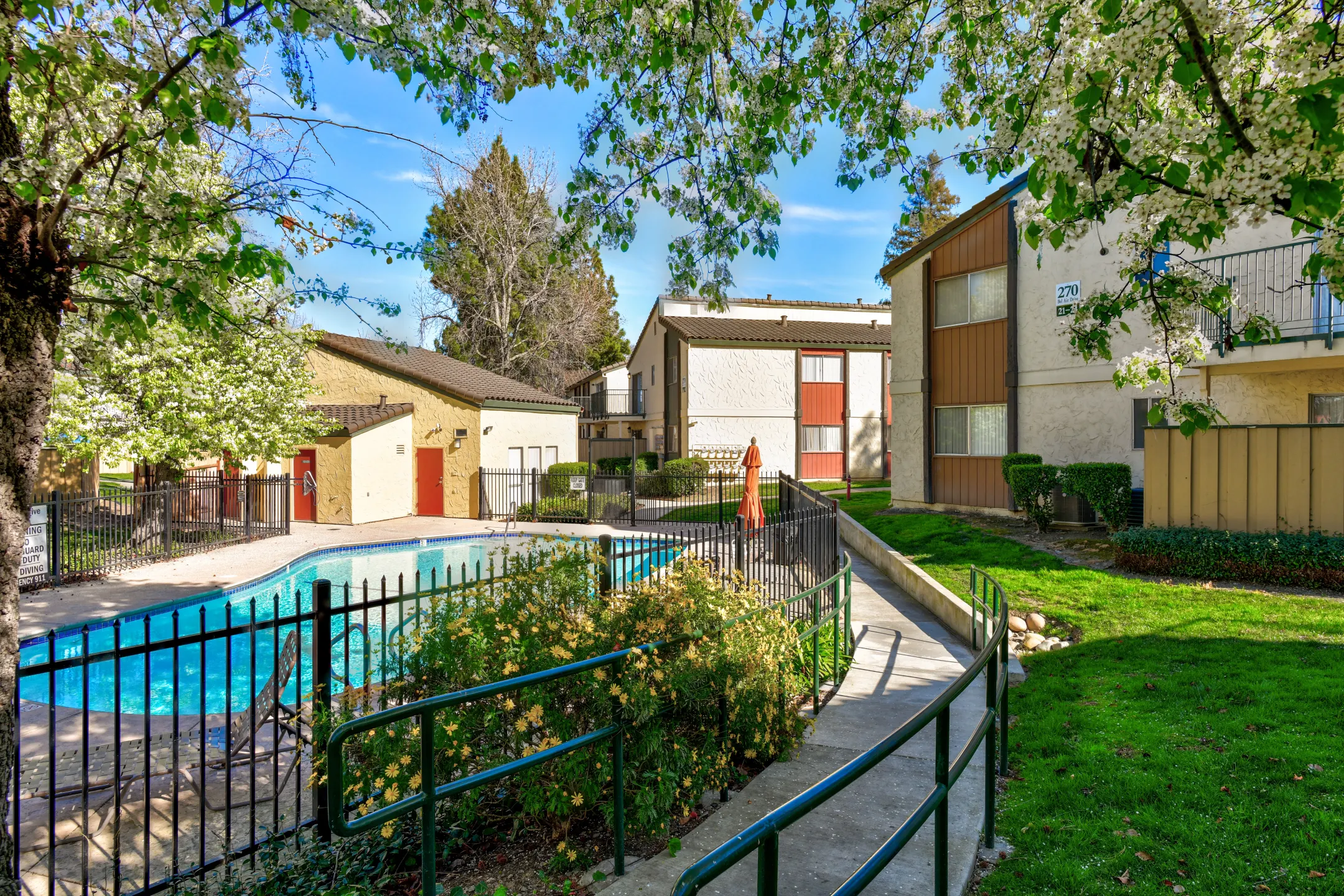 Building - Creekside Gardens Apartments - Vacaville, CA