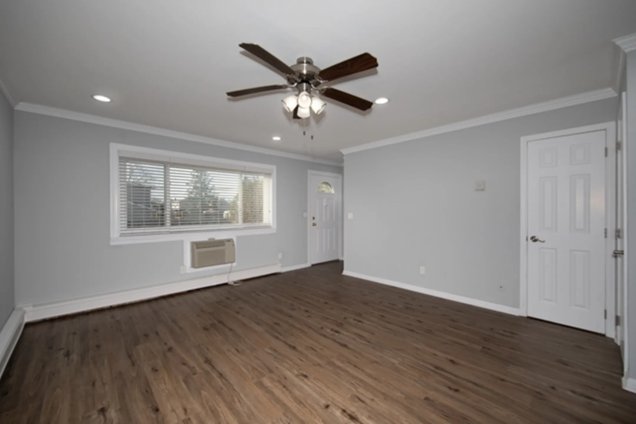 Fairfield Court At Deer Park Apartments Deer Park, NY 11729