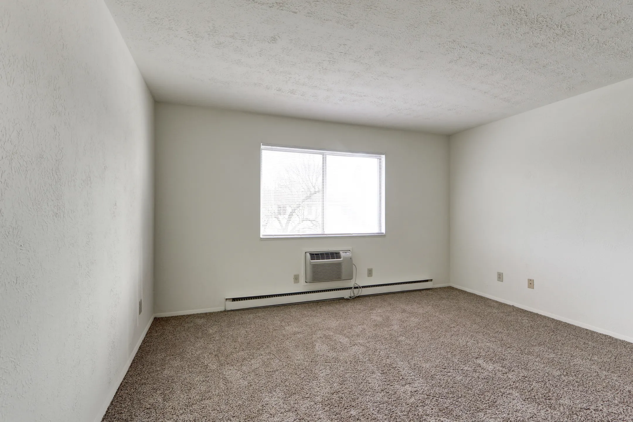 Living Room - Farmington Hills Apartments - Elkhart, IN