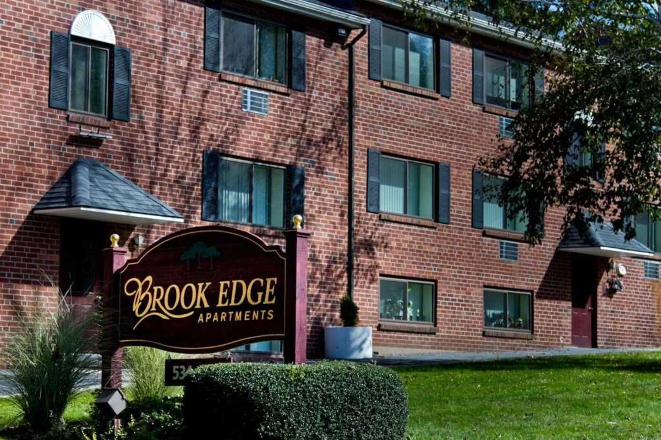 Building - Brook Edge Apartments - Chicopee, MA