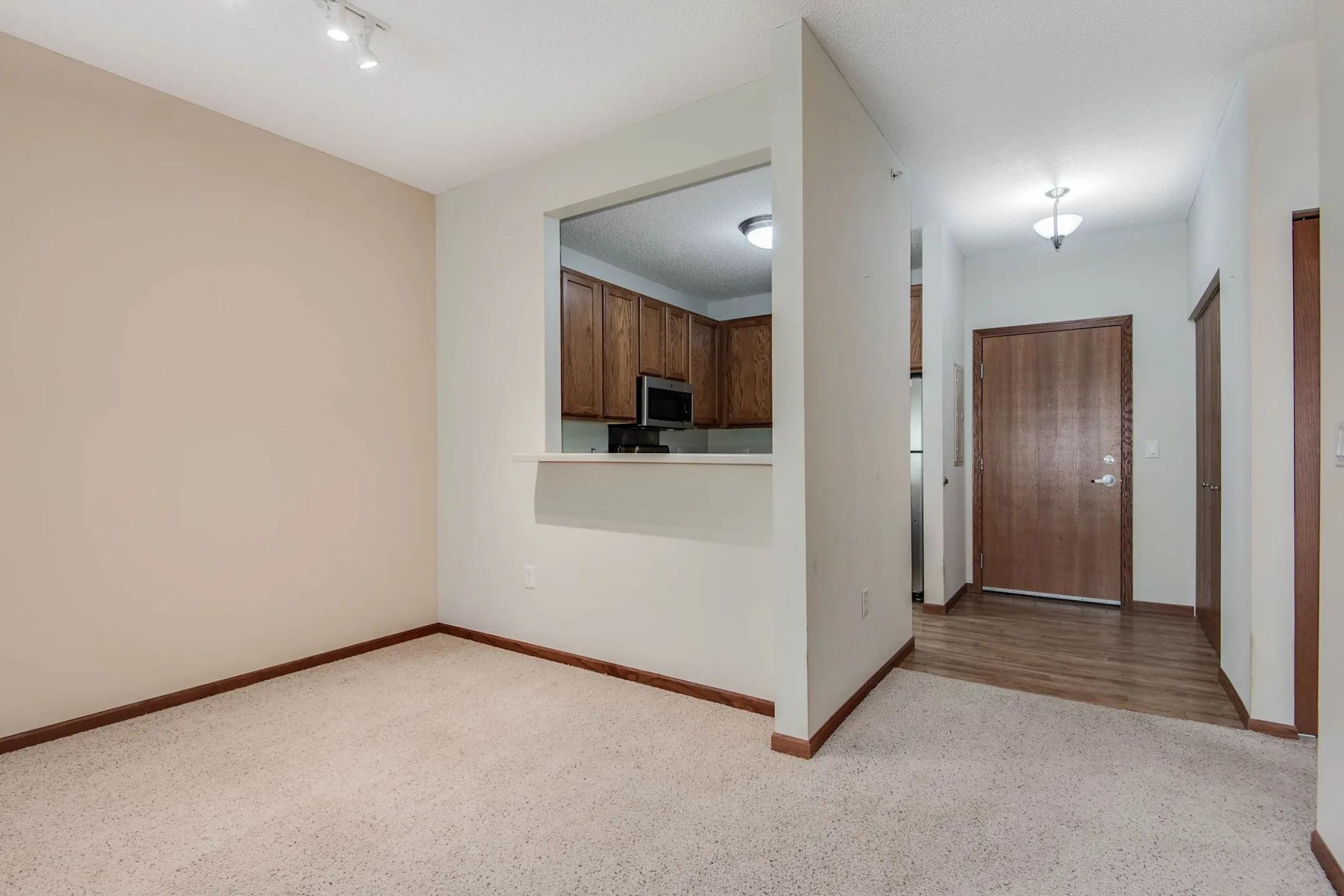 Oaks Hiawatha Station Apartments Minneapolis, MN 55406