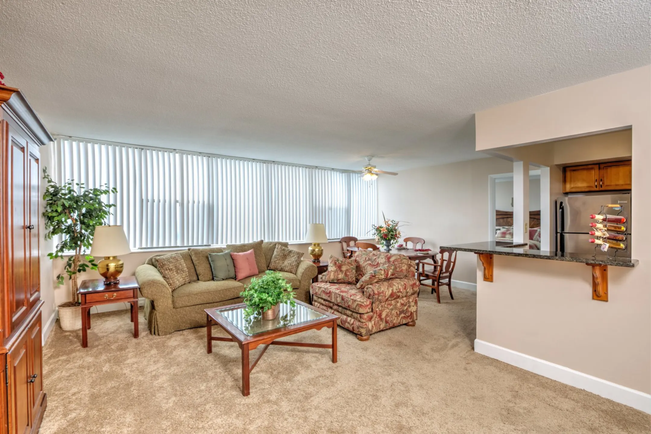 Living Room - Lake Park Tower Apartments - Cleveland, OH