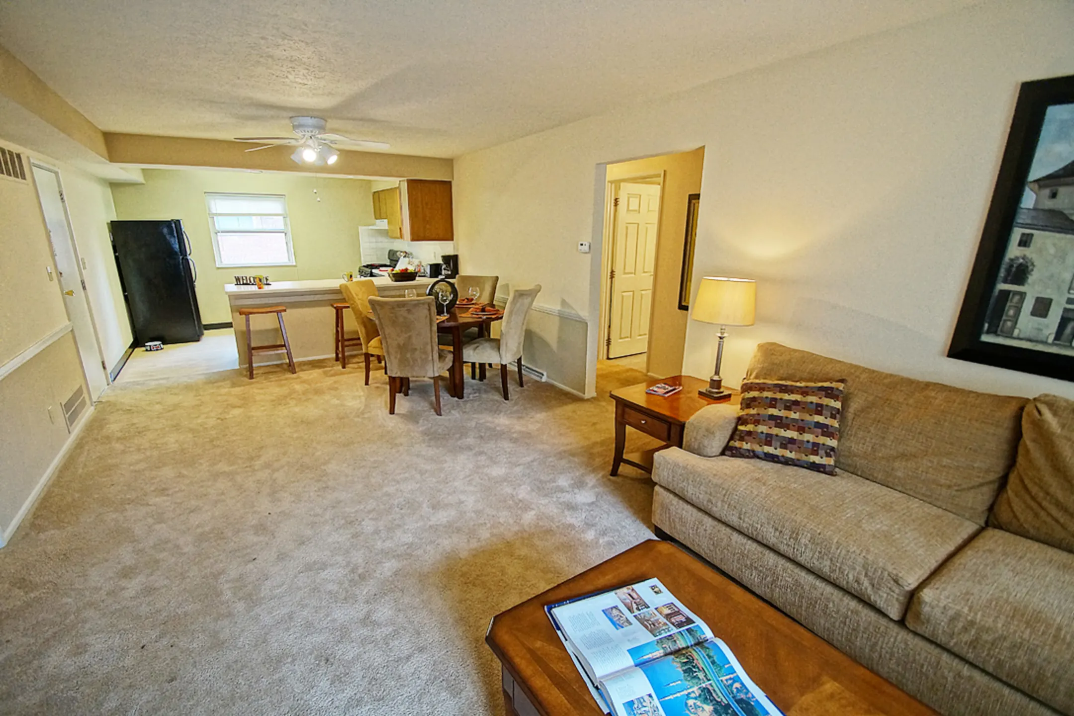 Living Room - River Run Apartments - Warren, OH