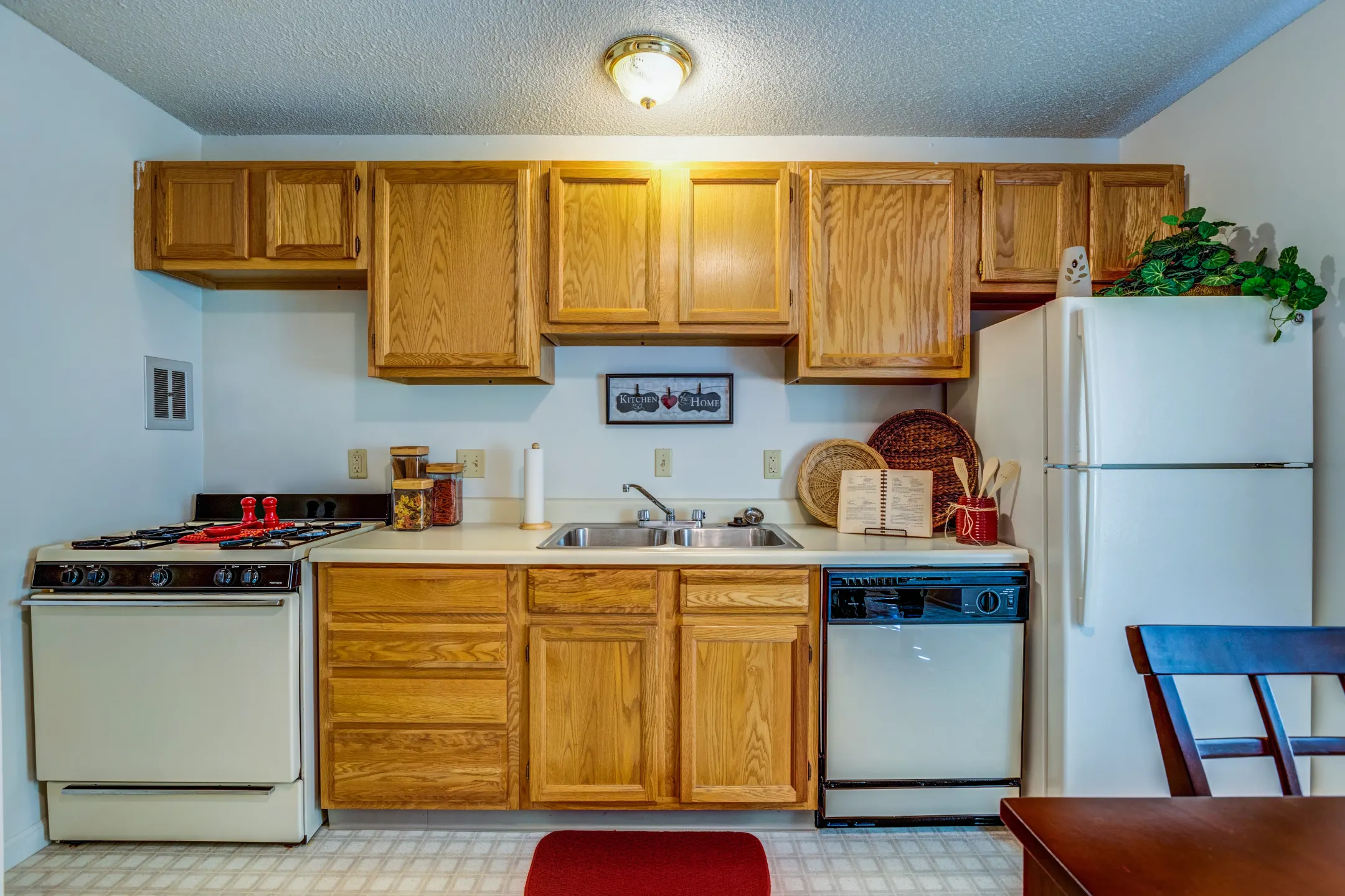 Kitchen - Emerald Court Apartments - Iowa City, IA