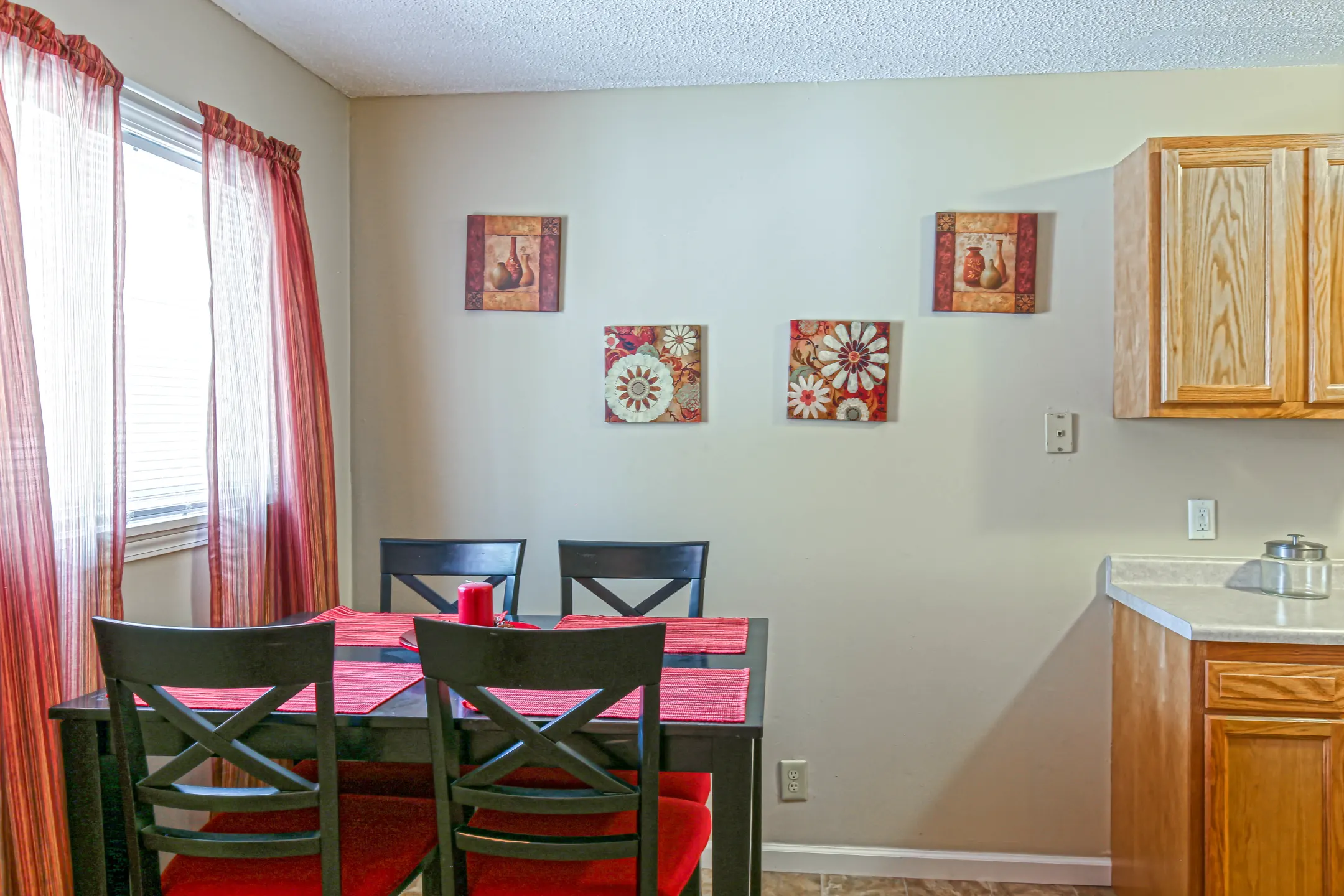 Dining Room - Oak Valley Apartments - Davenport, IA
