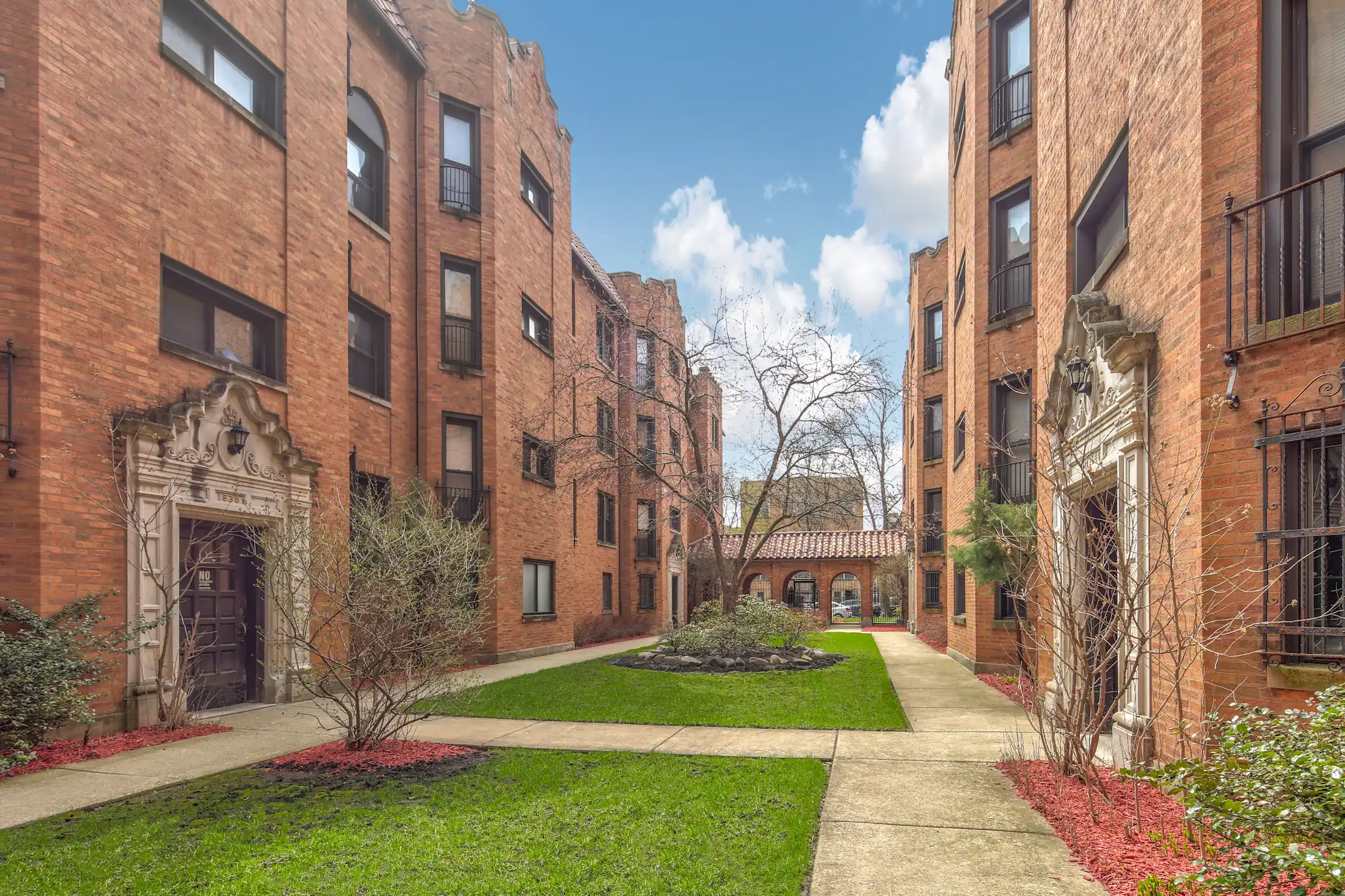 Farwell Apartments 1636 W Farwell Ave Chicago, IL Apartments for