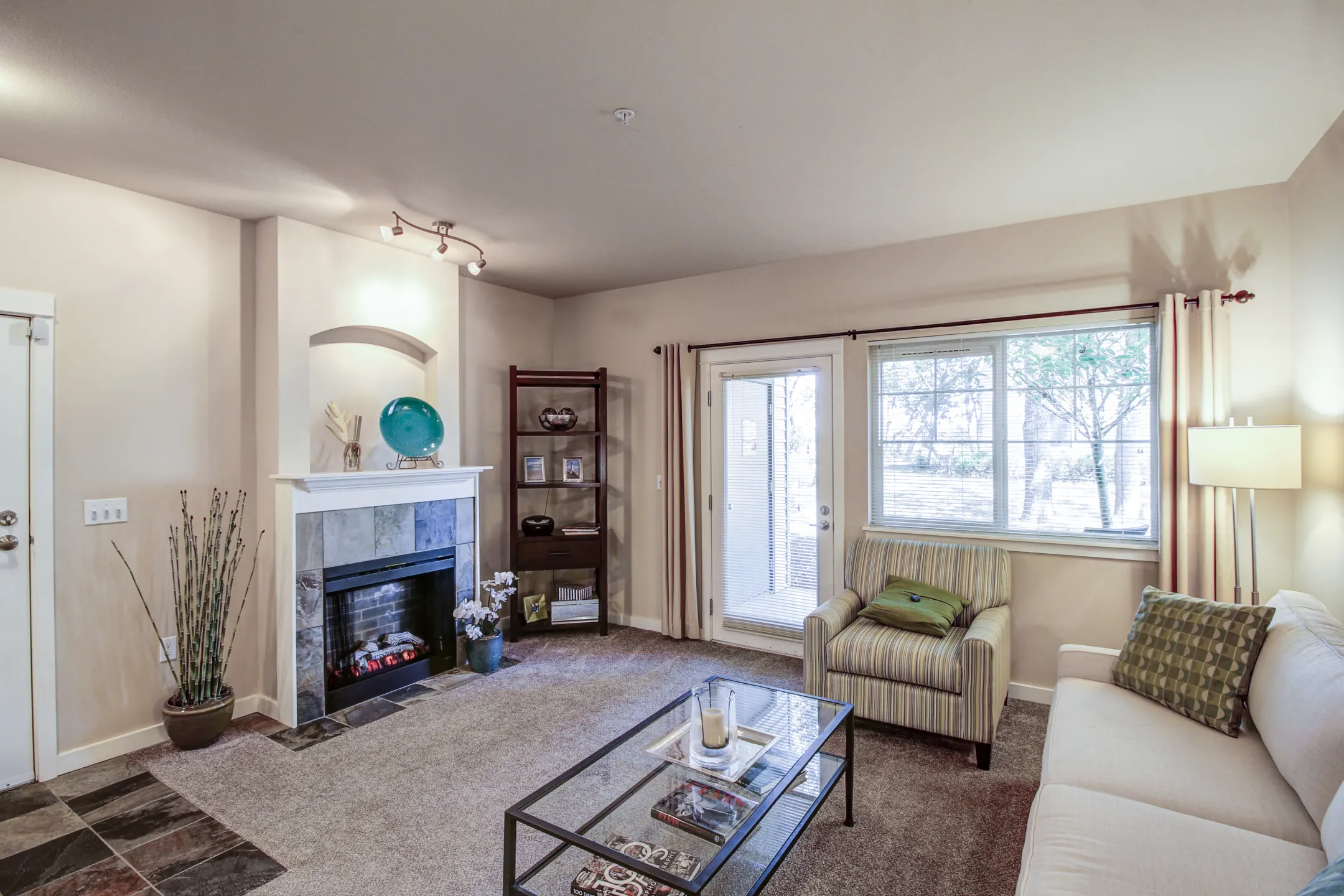 Living Room - Echelon Apartments - Lakewood, WA