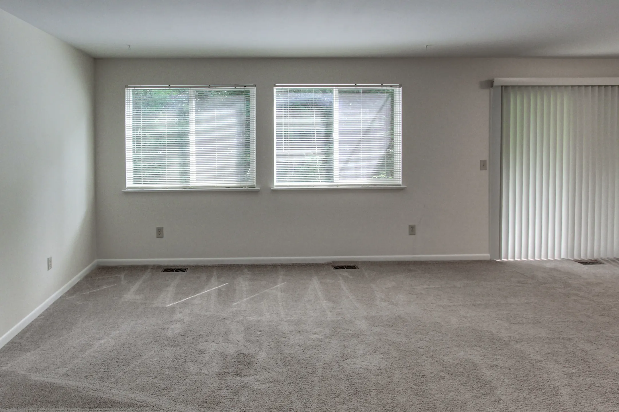 Living Room - Hidden Valley Apartments - Syracuse, NY