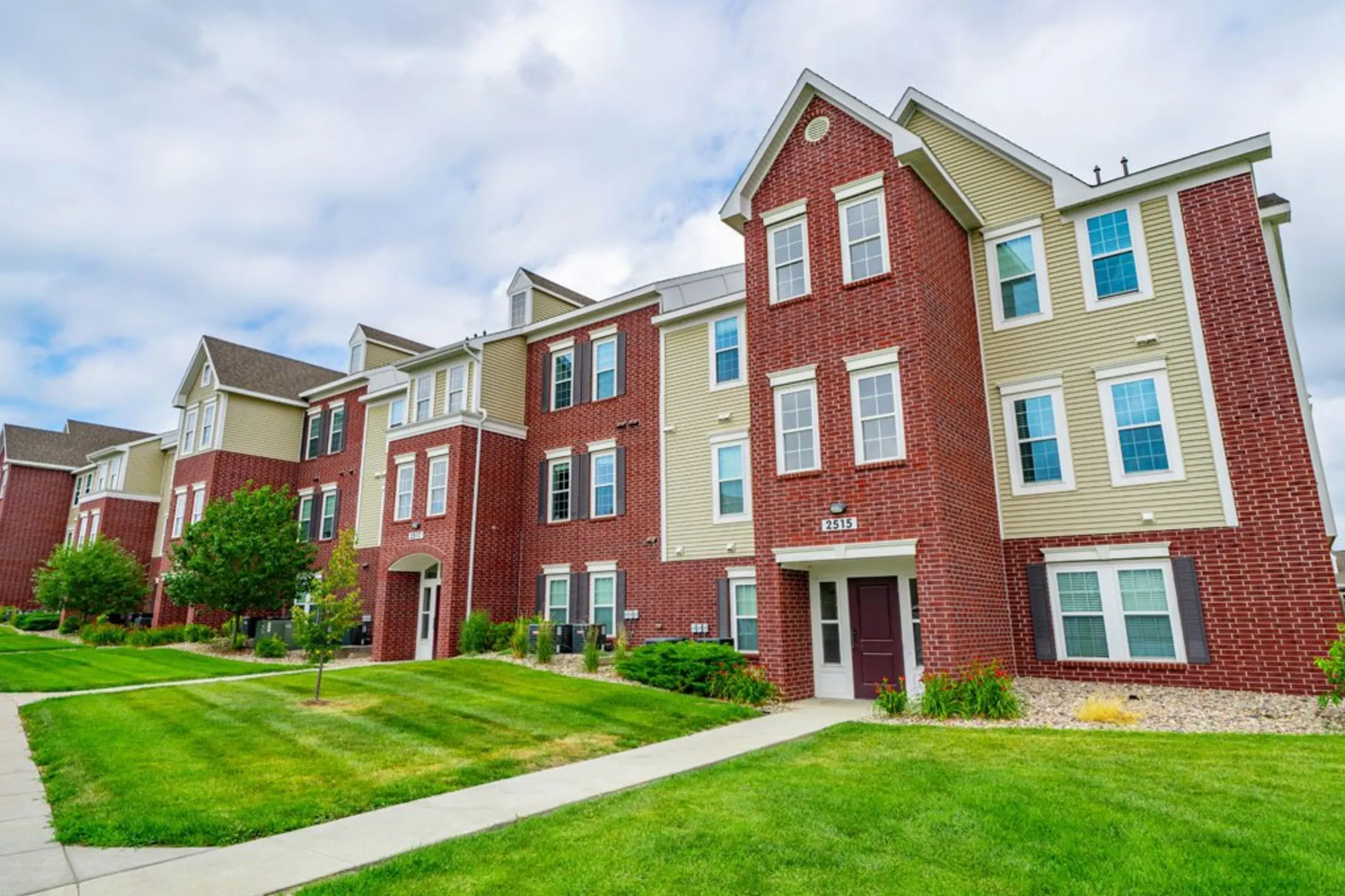 Lynbrook Apartments 19910 Lake Plaza Elkhorn, NE Apartments for