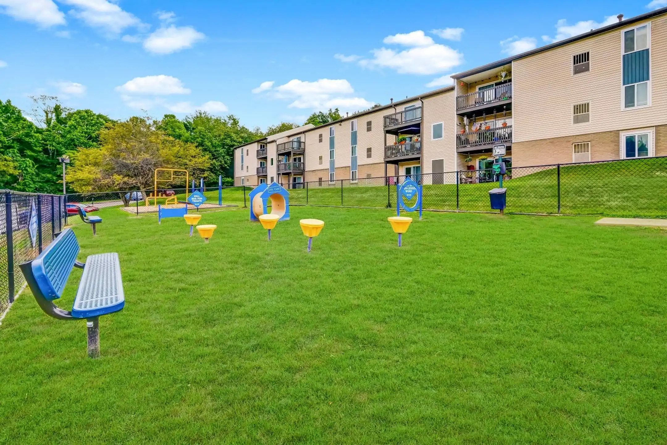Squires Manor Apartment Homes - South Park, PA