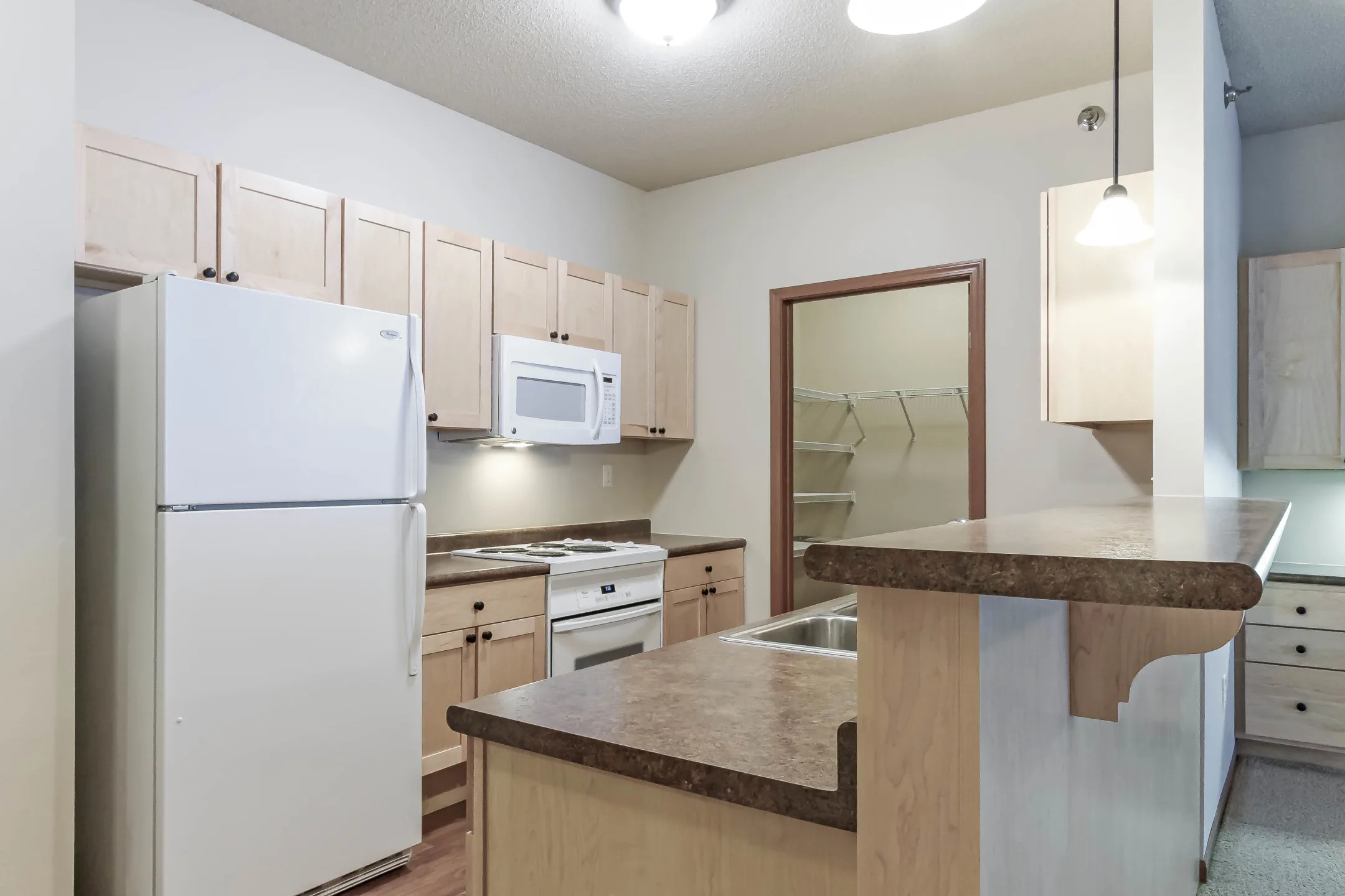 Kitchen - HighPointe Apartments - Fargo, ND