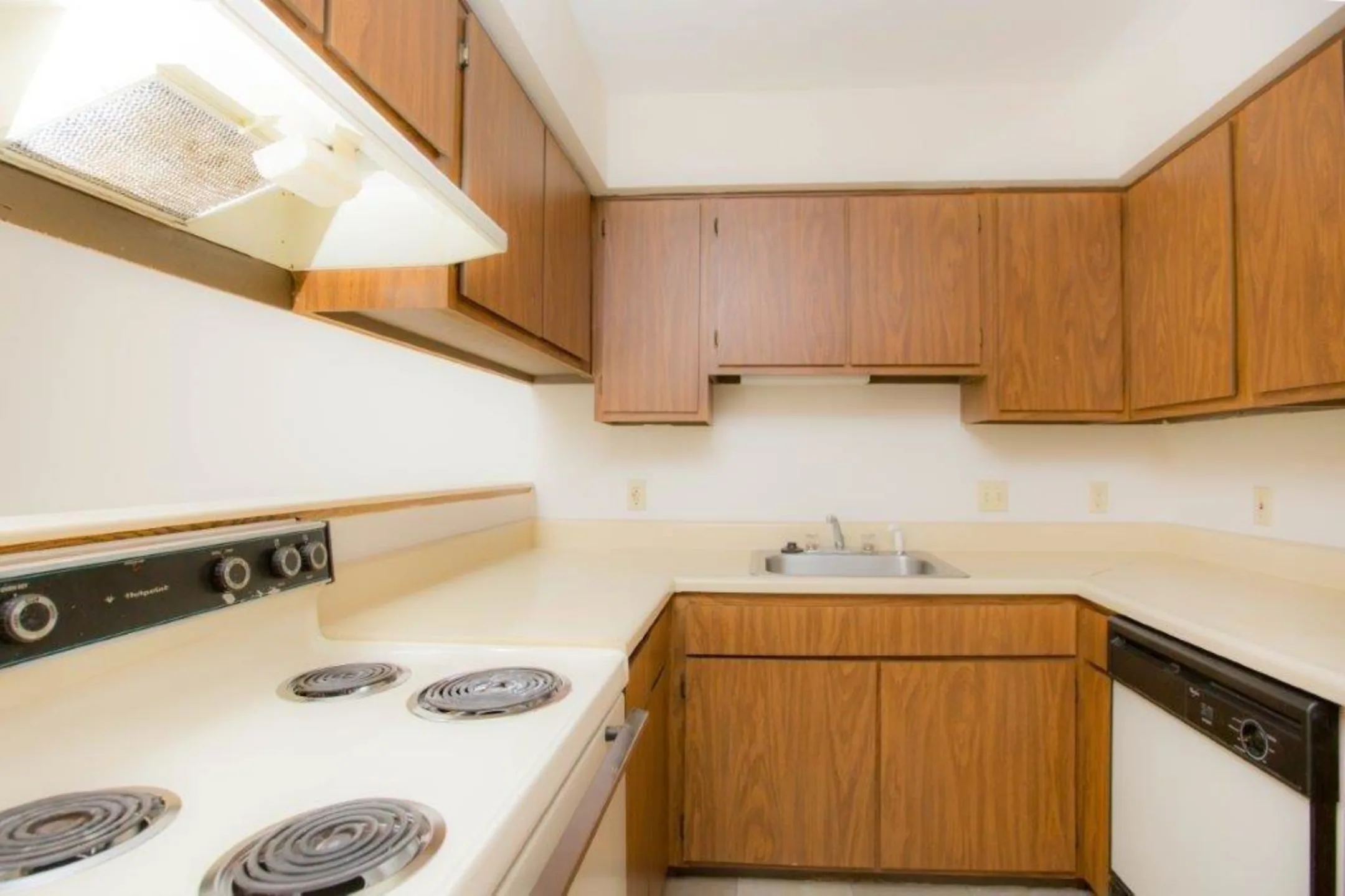 Kitchen - Beacon Place - Toledo, OH