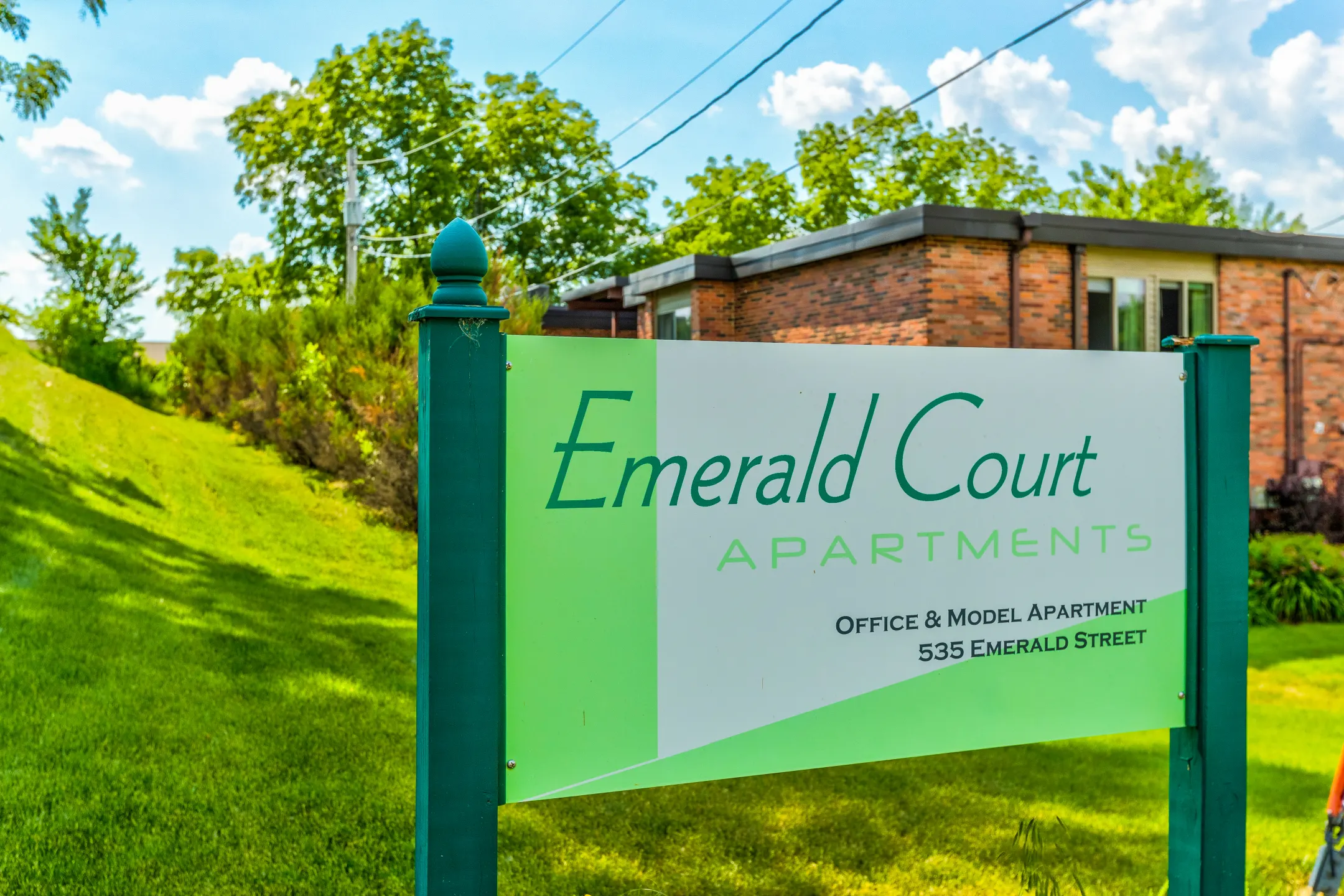 Emerald Court Apartments 535 Emerald St Iowa City IA Apartments