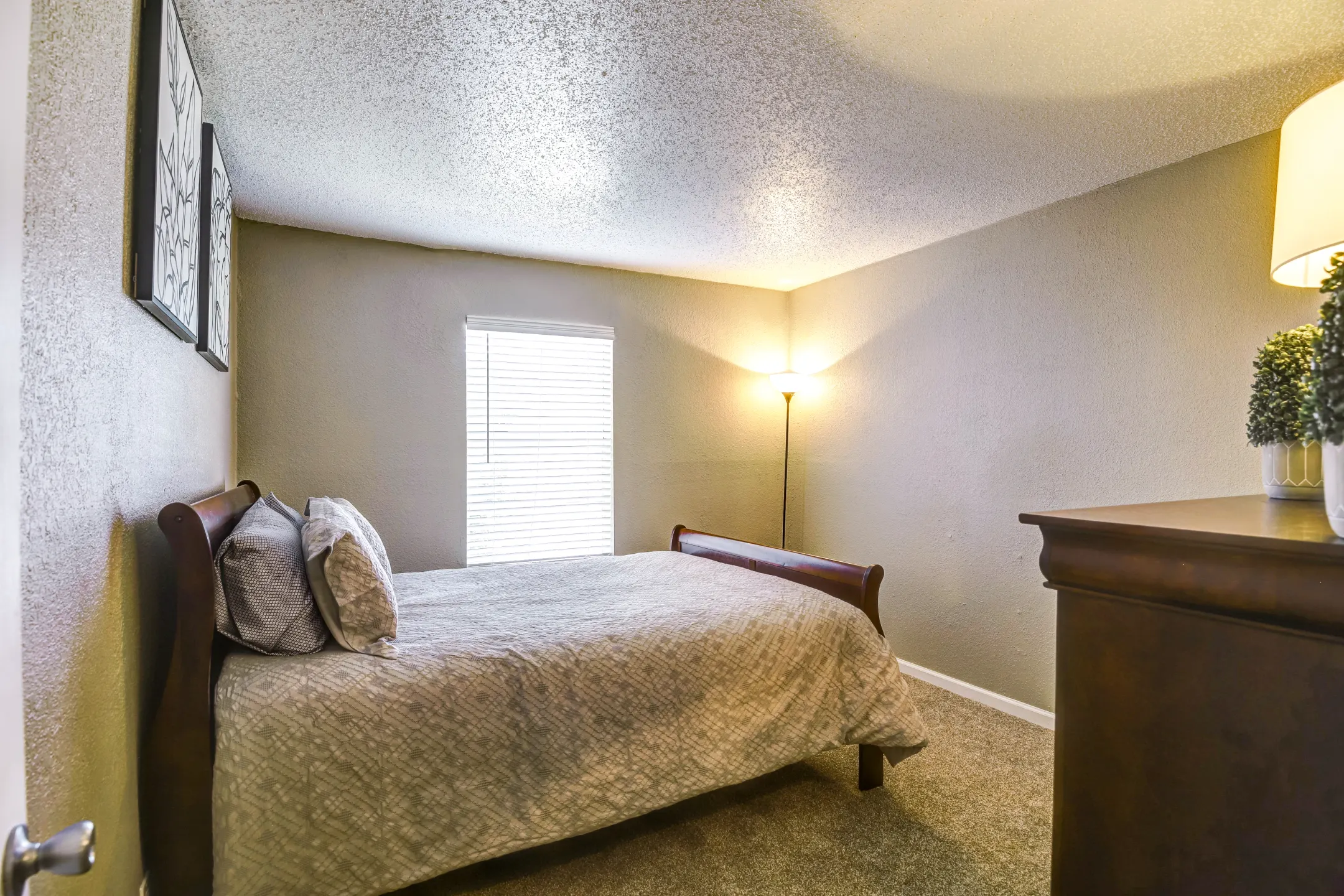 Bedroom - Huntington Hollow Apartments - Tulsa, OK