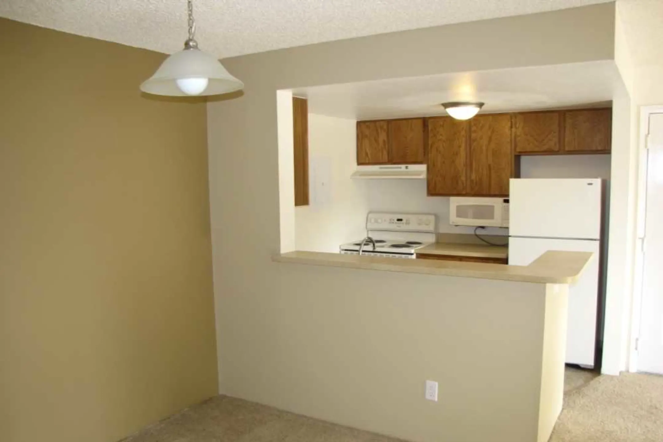 Kitchen - Hunters Run Apartments - Denver, CO