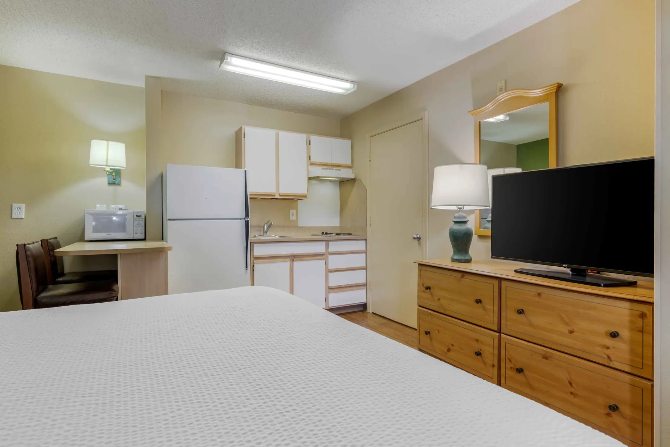 Kitchen - Furnished Studio - Dallas - Las Colinas - Carnaby St. - Irving, TX