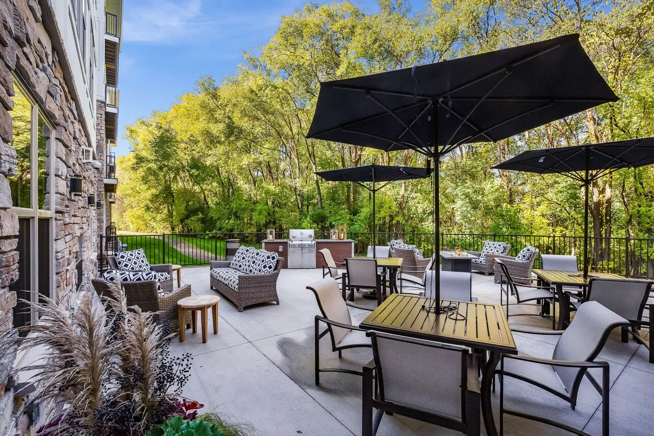 Frost English Silver Apartments Maplewood, MN 55109