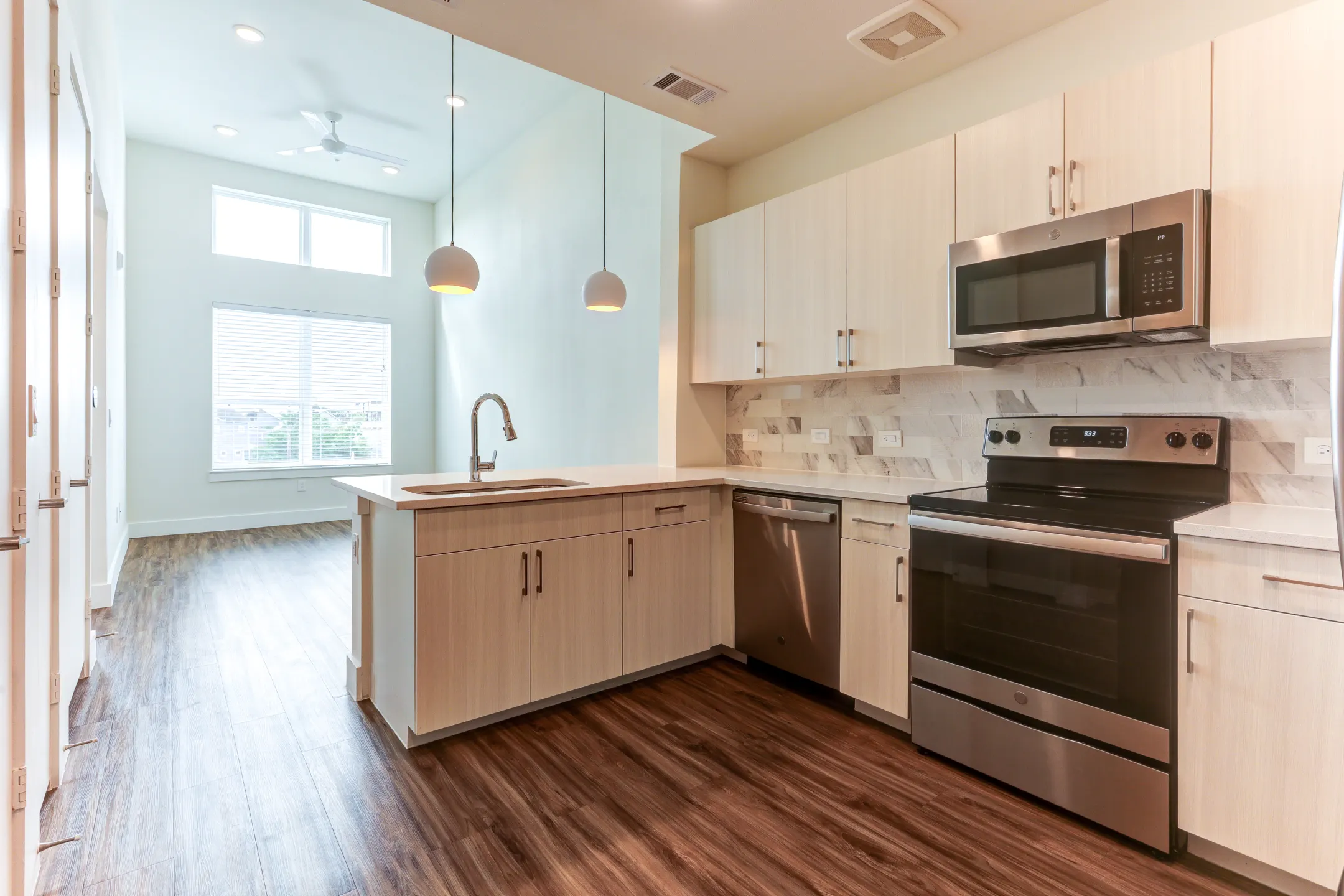 Kitchen - White Oak Highline Apartments - Houston, TX