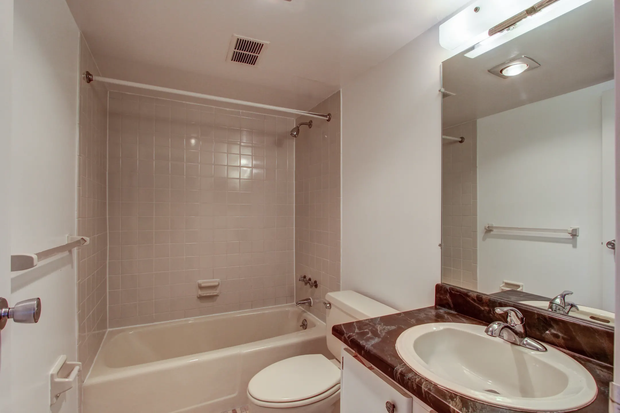 Bathroom - Essex House - Pittsburgh, PA