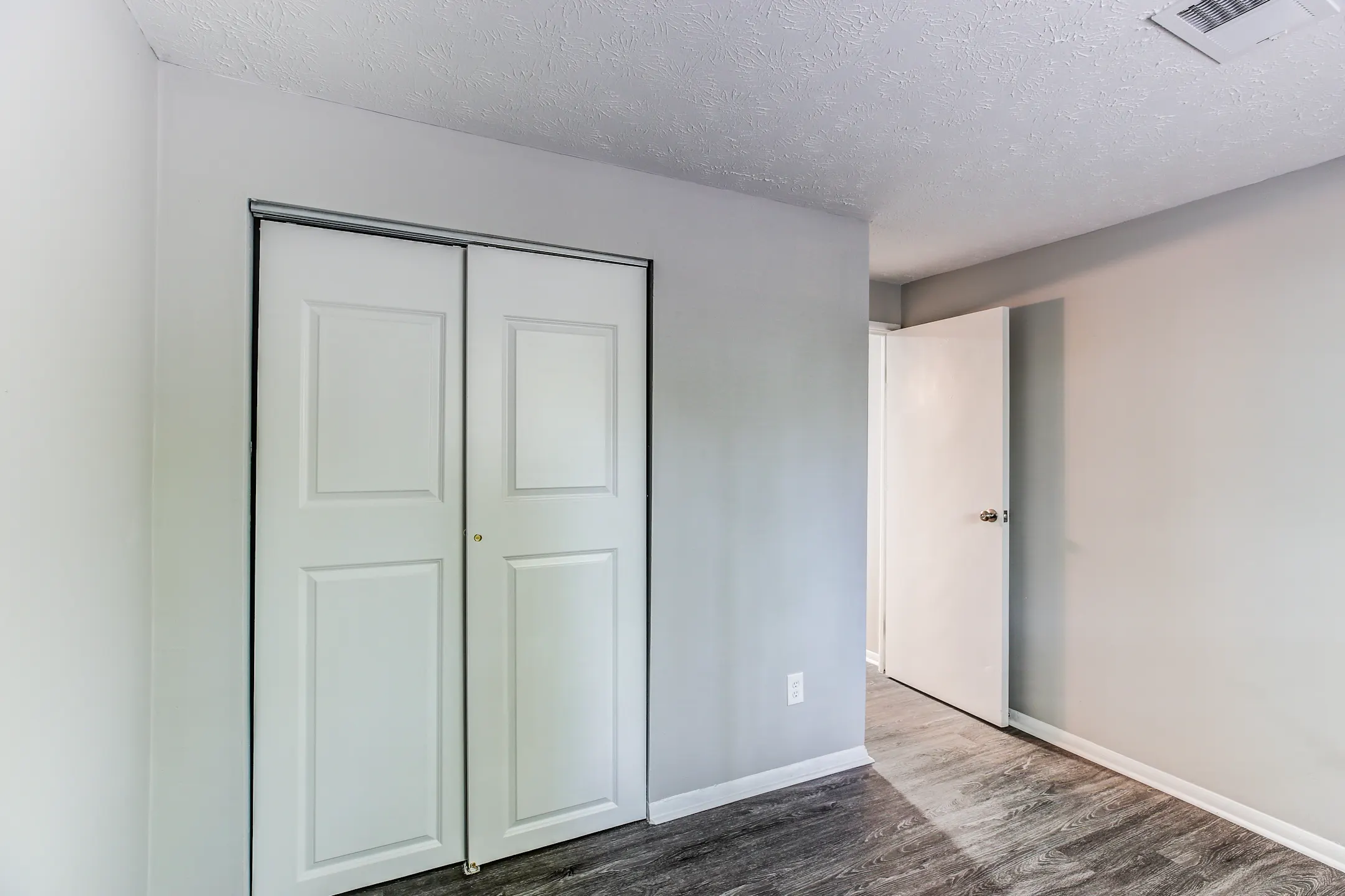 Bedroom - Villa Hills Apartments - Cincinnati, OH