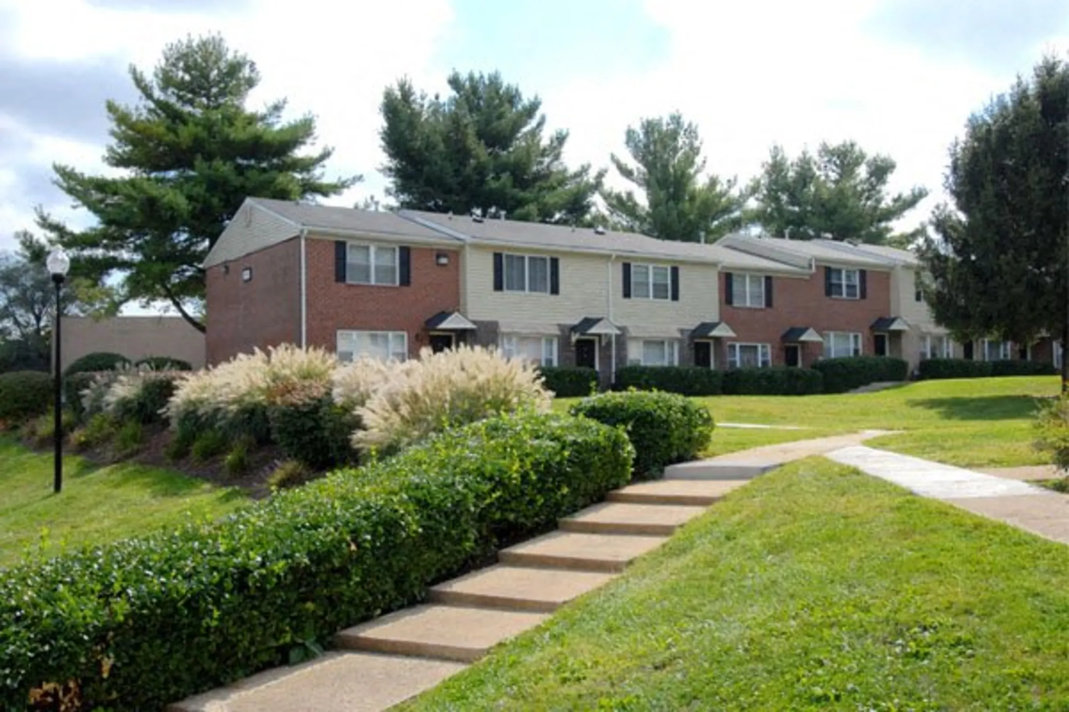 Building - Cedar Gardens & Towers Apartments & Townhomes - Windsor Mill, MD