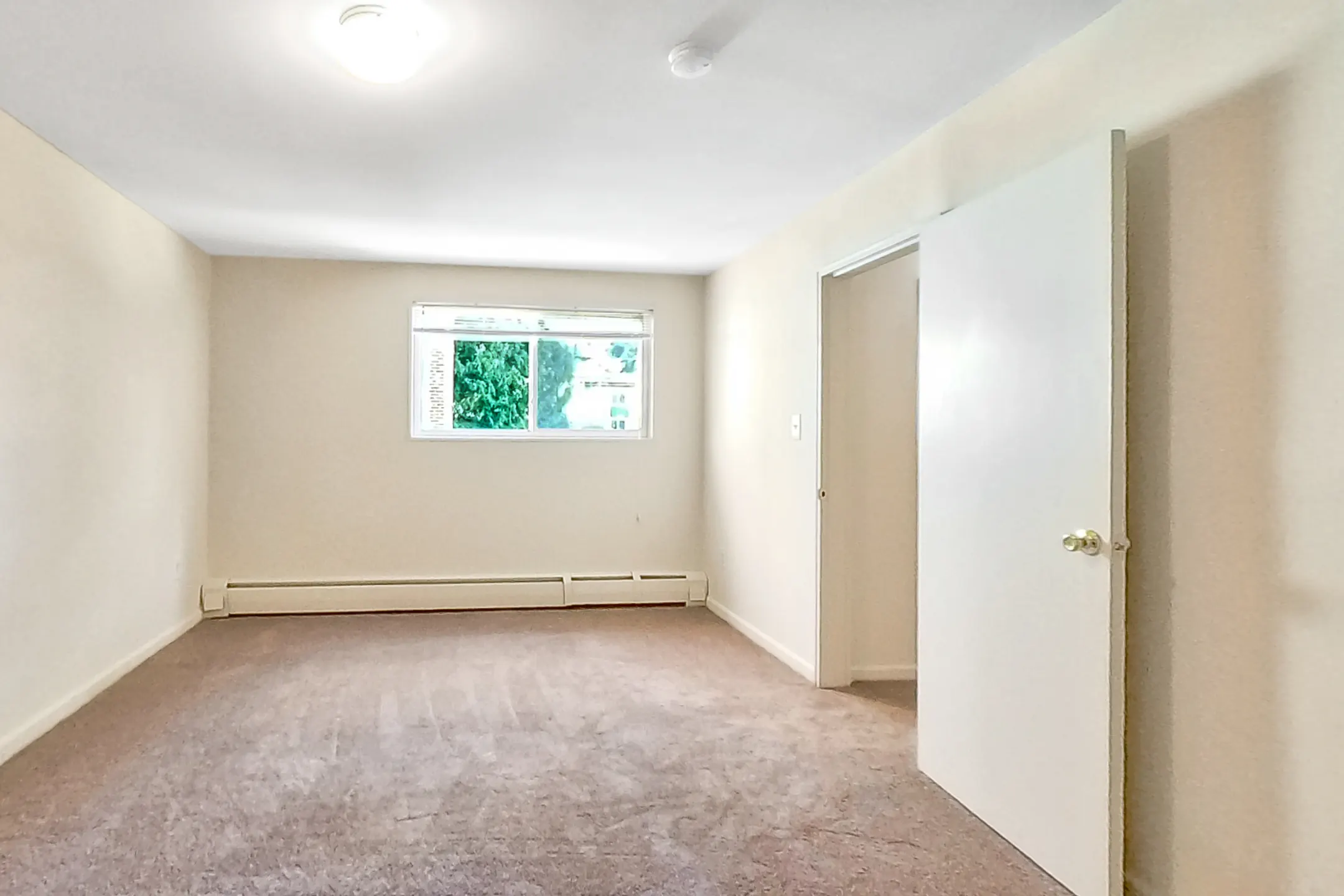 Queensbury Park/Oliver Gardens Apartments Hyattsville, MD 20781