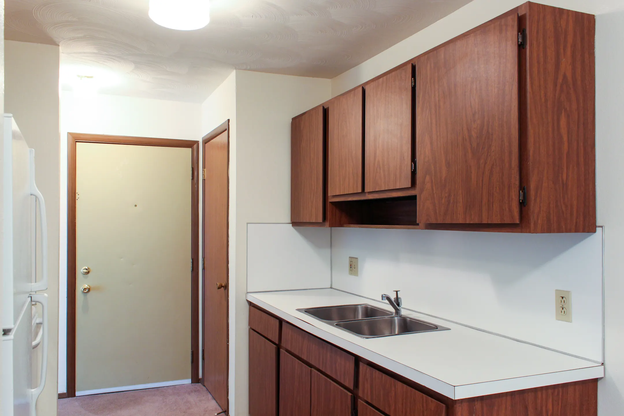 Kitchen - Oak Hill Apartments - Maumee, OH