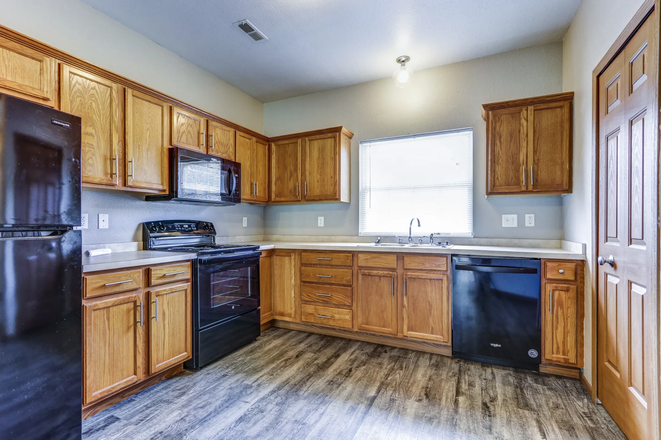 Kitchen - Westridge Apartments And Townhomes - Toledo, OH