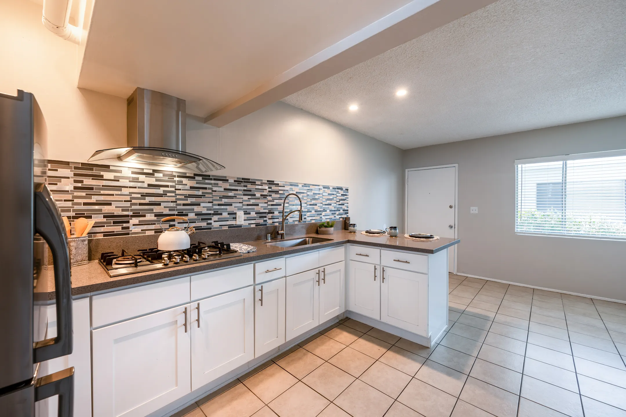 Galleria Townhomes & Casa Galleria 4422 W 172nd St Lawndale, CA