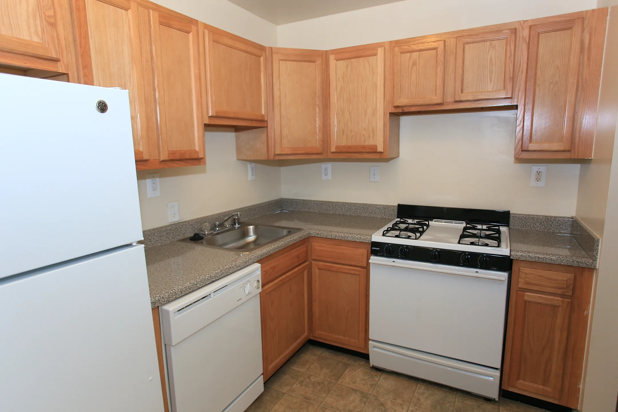 Linden Park Apartments 3600 Jurgensen Dr Triangle, VA Apartments