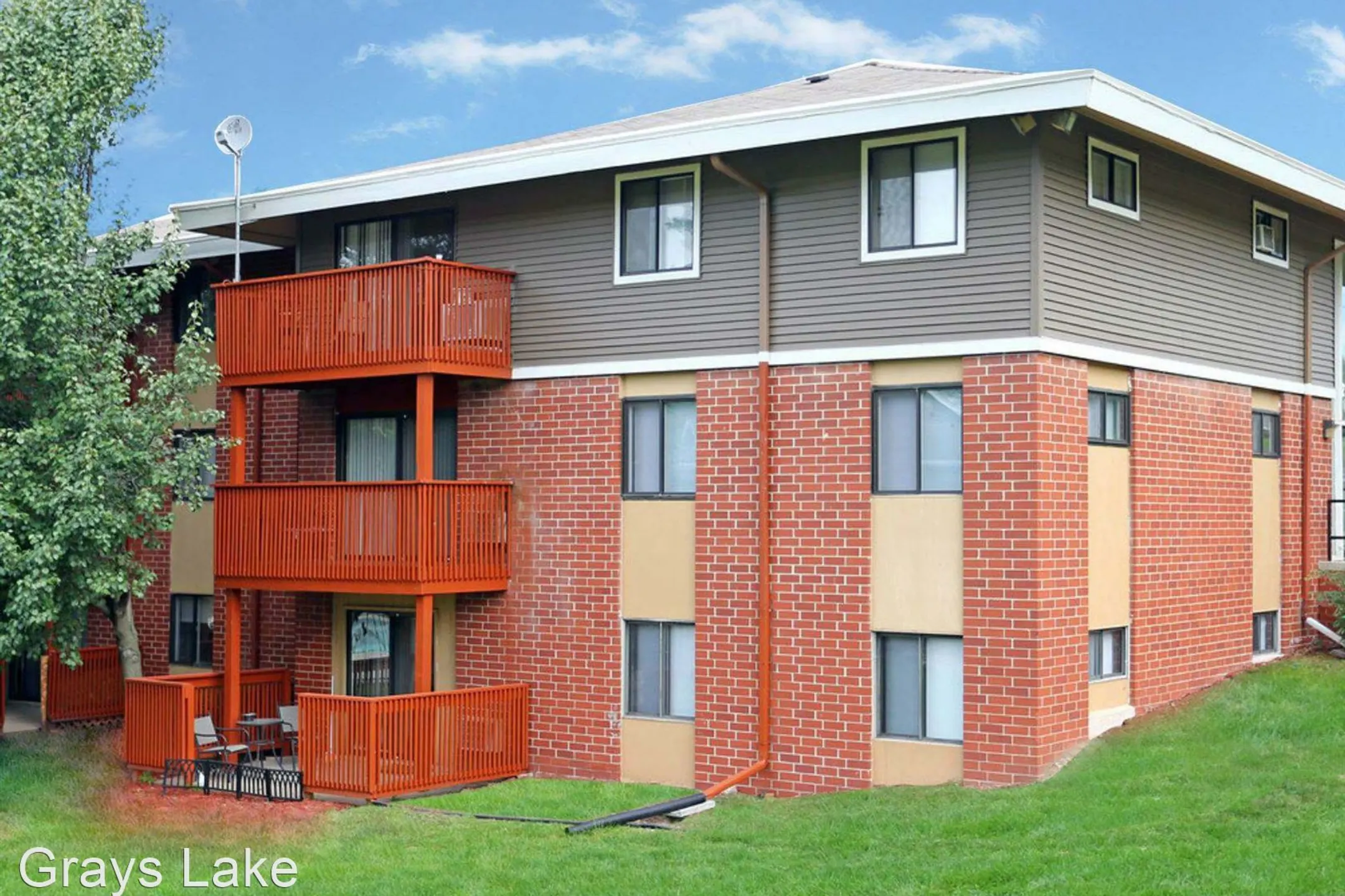 Building - Gray's Lake Apartments - Des Moines, IA