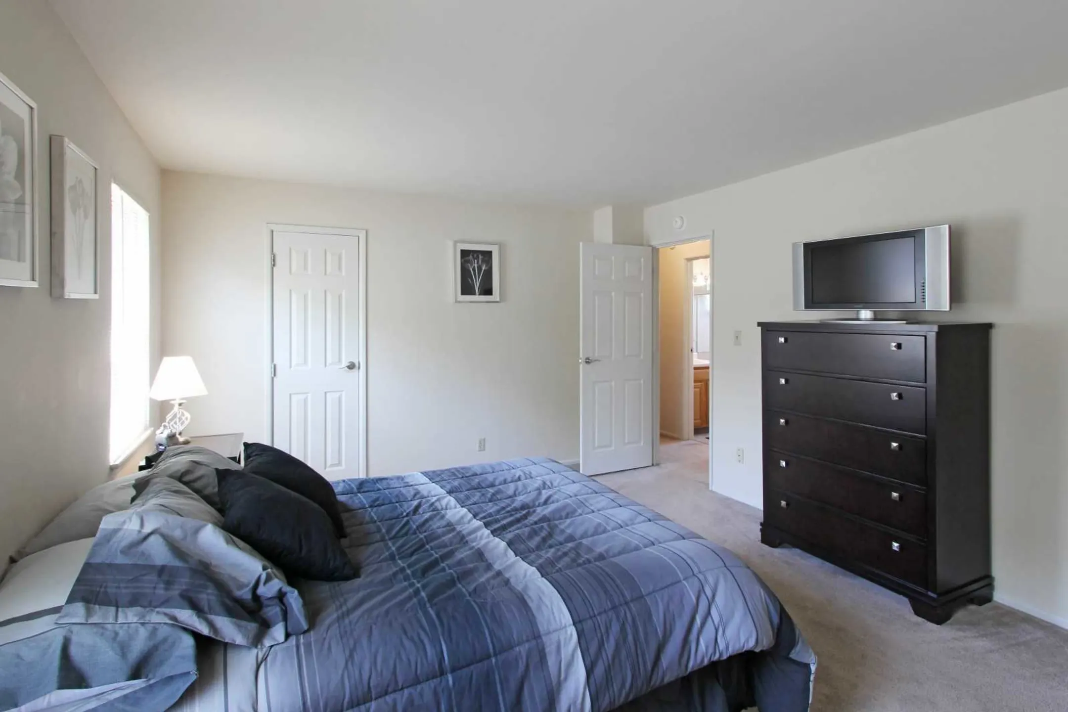 Bedroom - River Run Apartments - Warren, OH