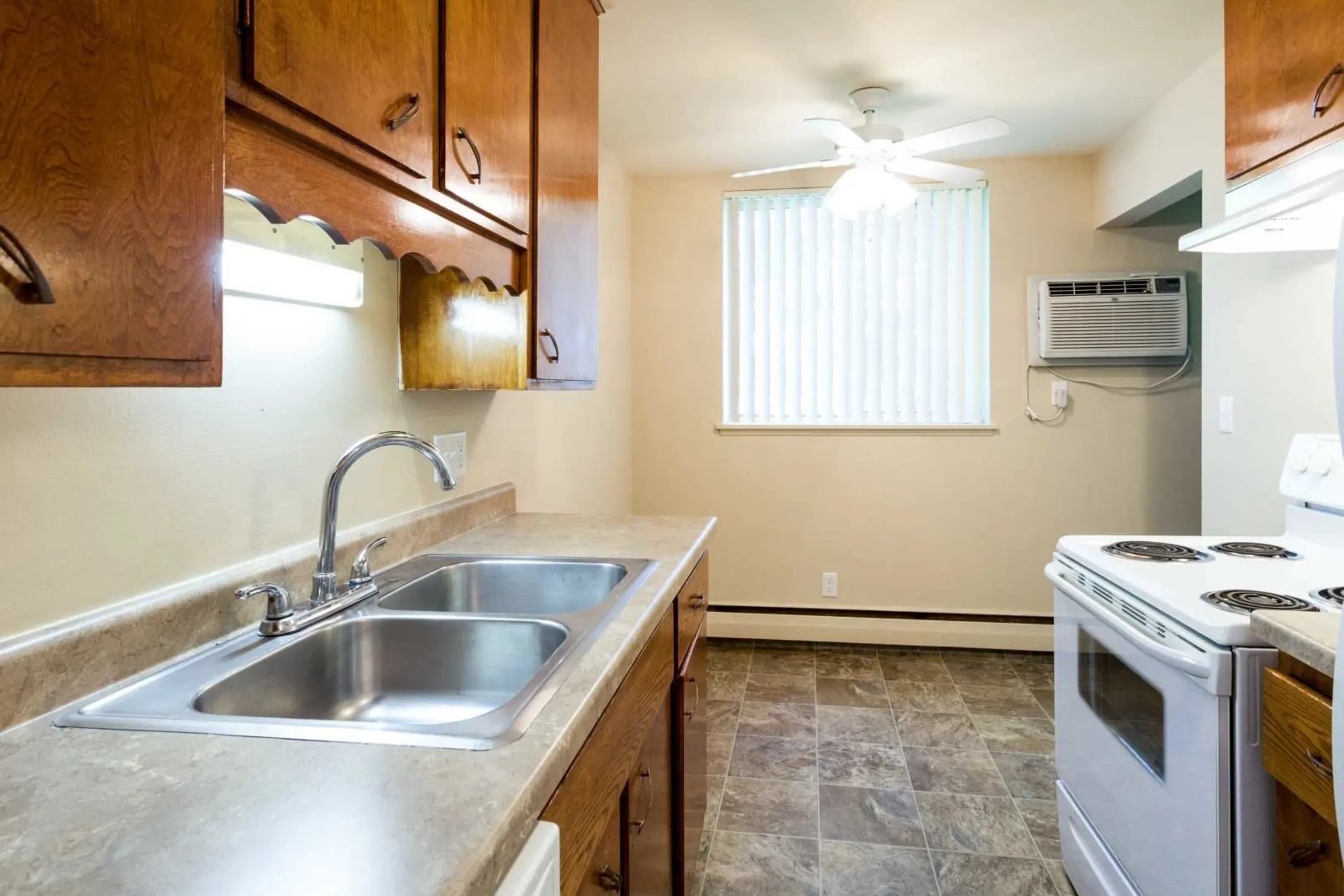 Kitchen - Como Villa Estates - Saint Paul, MN