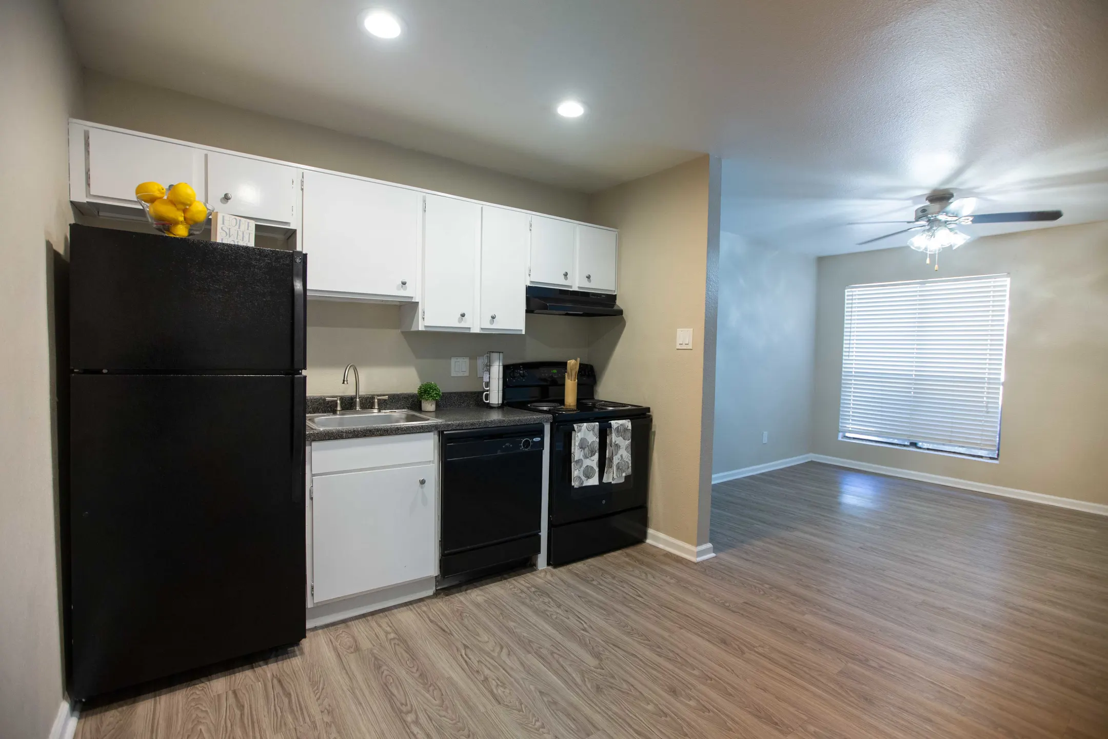 Kitchen - Rolling Brook Apartments - Huntsville, TX