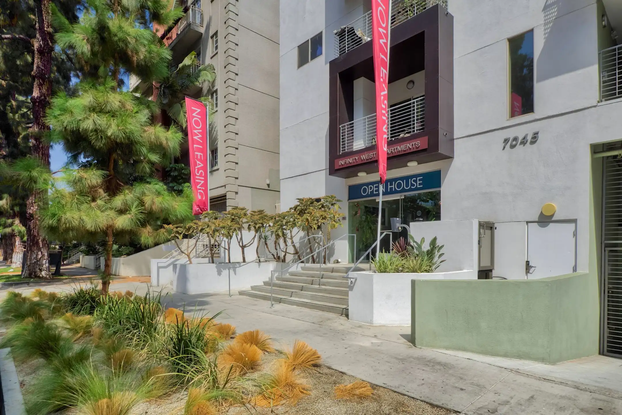 Apartments 90028