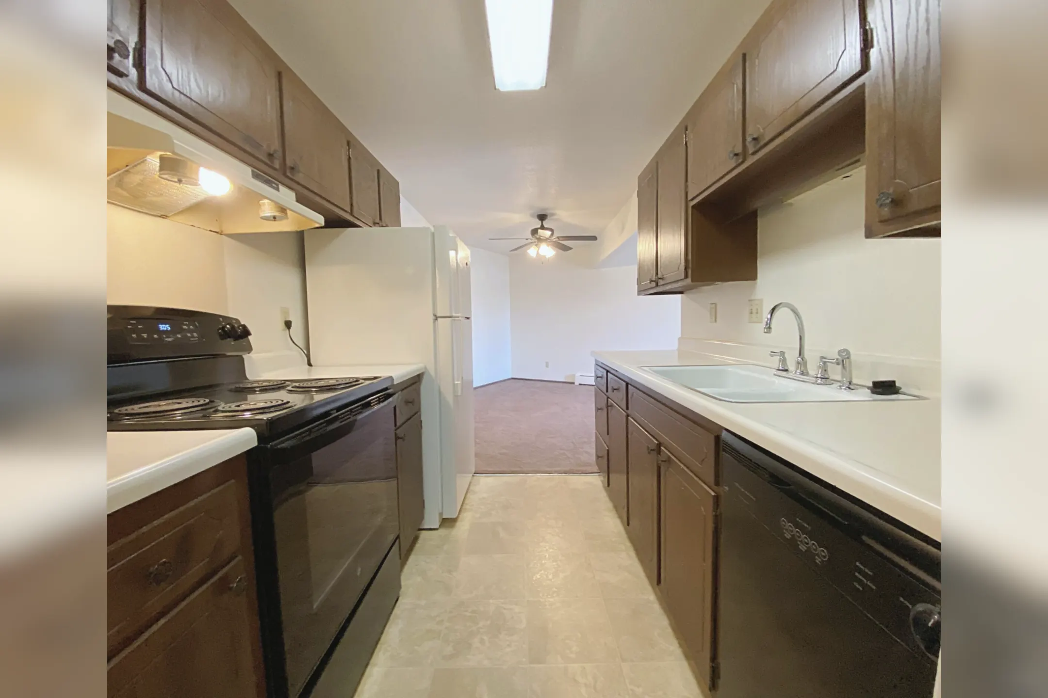 Kitchen - Southgate Apartments - Bloomington, MN