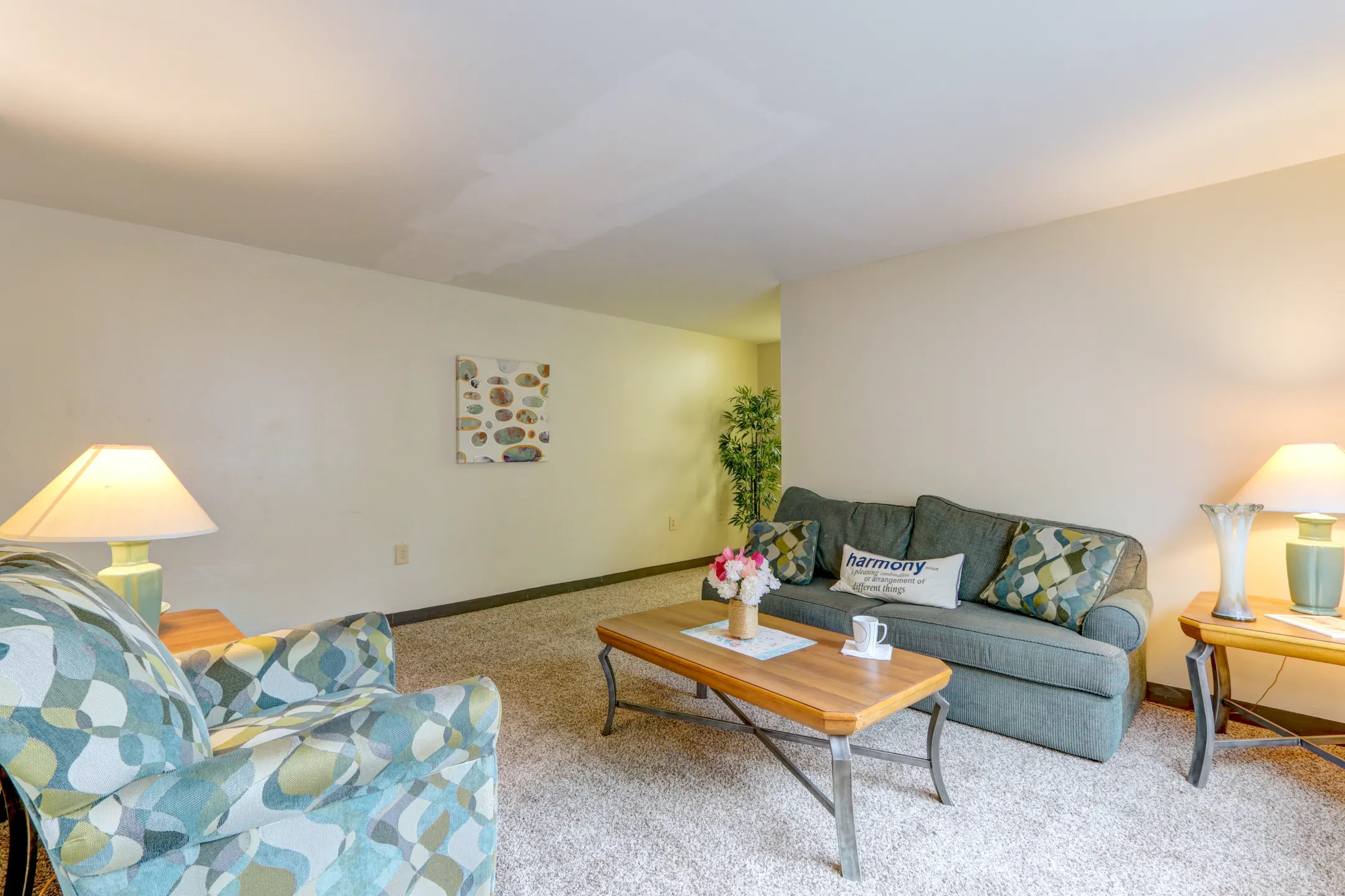 Living Room - Seneca Oaks Apartments - Youngstown, OH