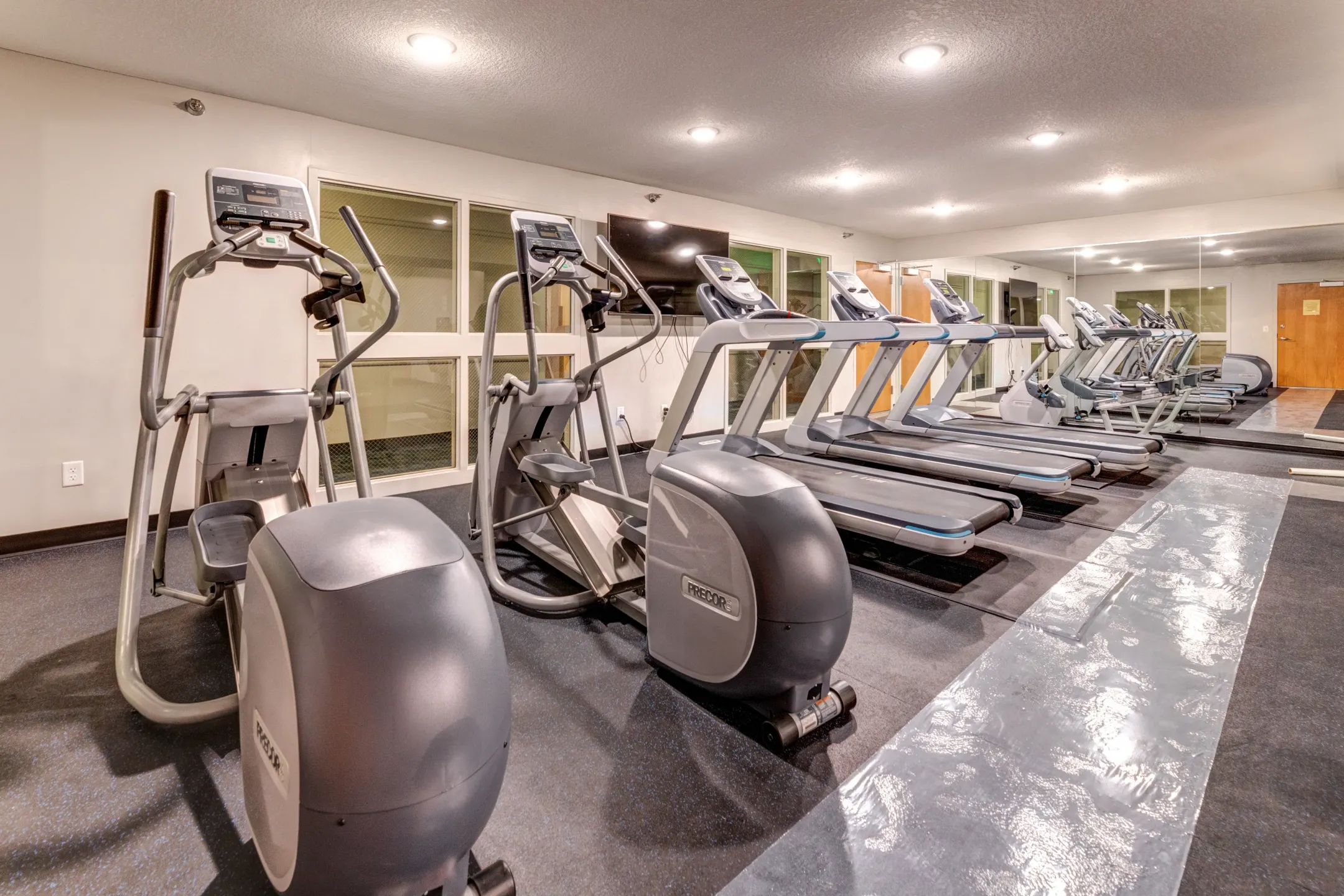 Fitness Weight Room - Oaks Lincoln Apartments - Edina, MN