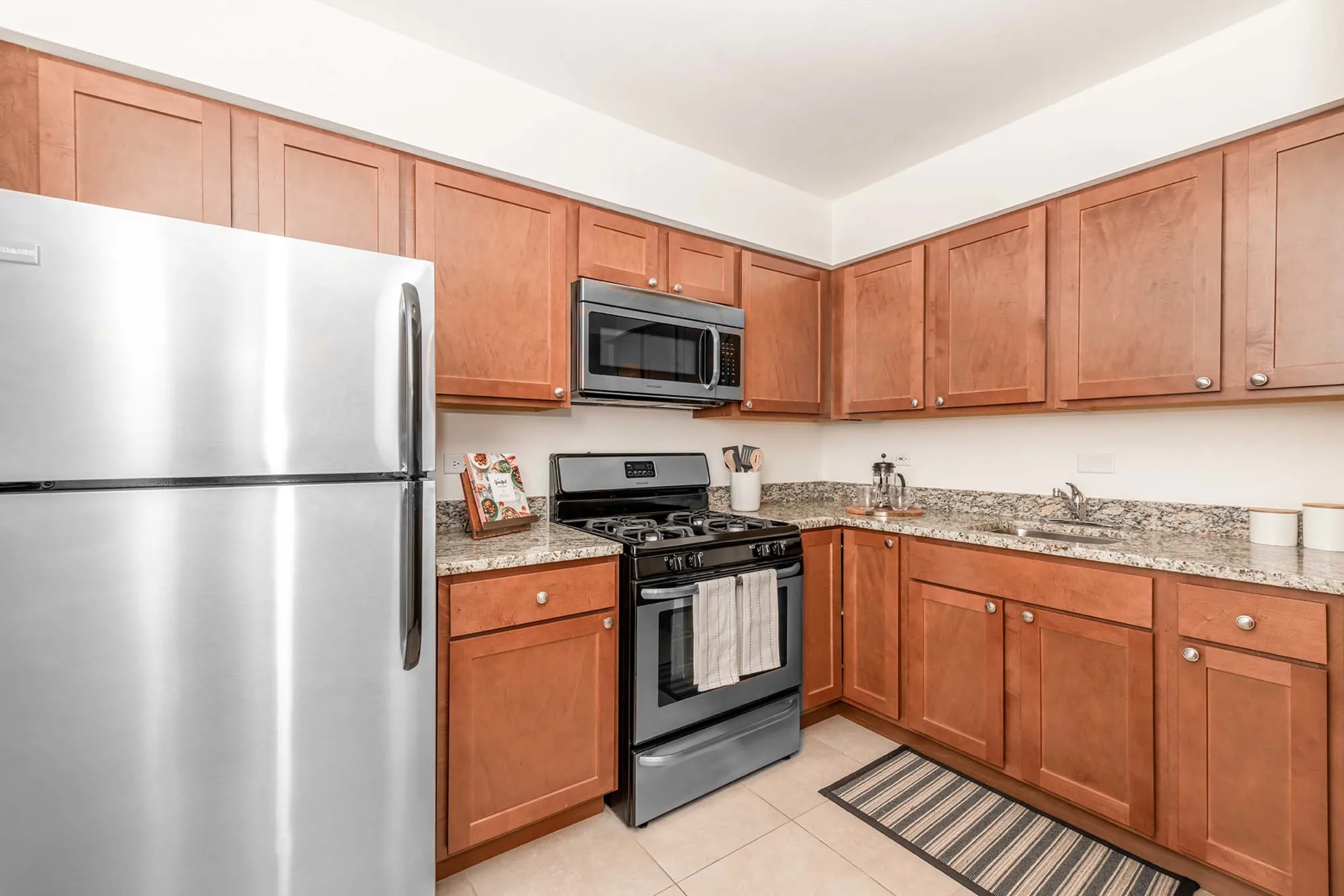 Barrington Lakes Apartments Hoffman Estates, IL 60169