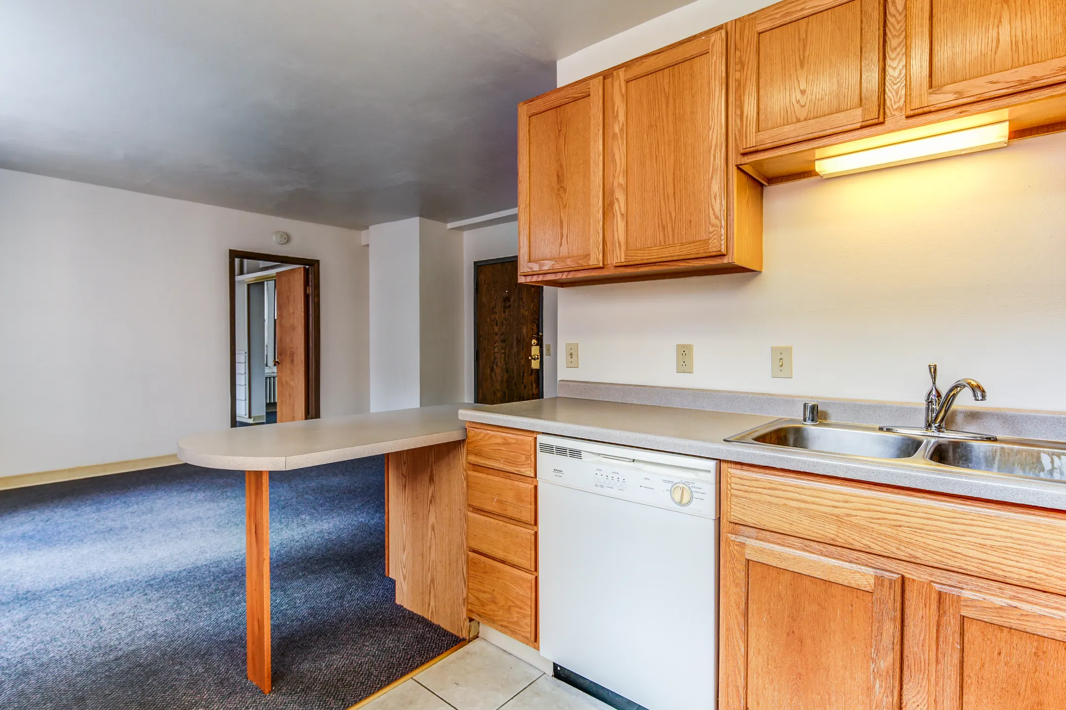 Kitchen - Langdon Hall Apartments - Madison, WI