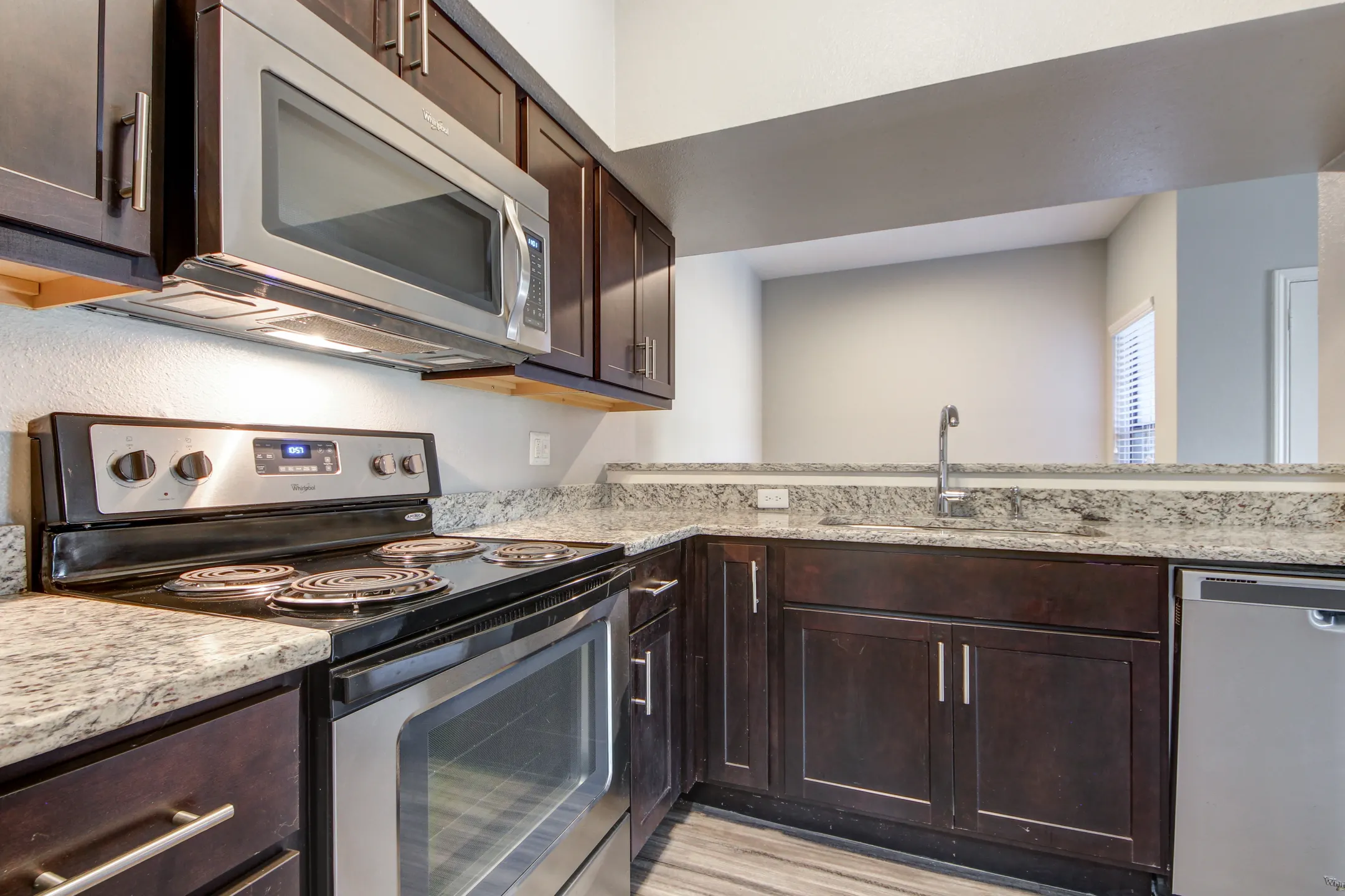 Oaks Hackberry Creek 6901 Valley View Ln Irving, TX Apartments for