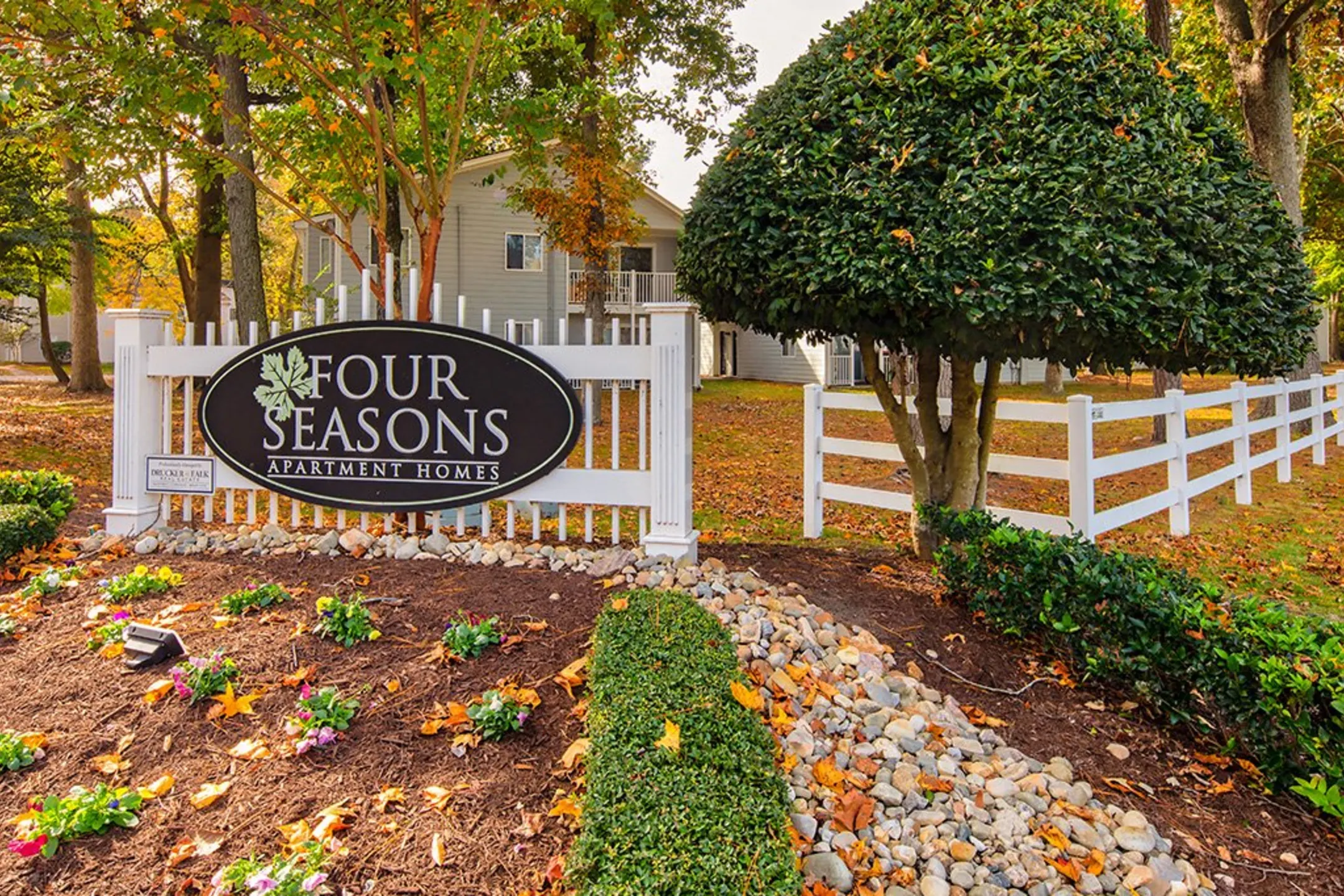 Four Seasons Apartments Yorktown