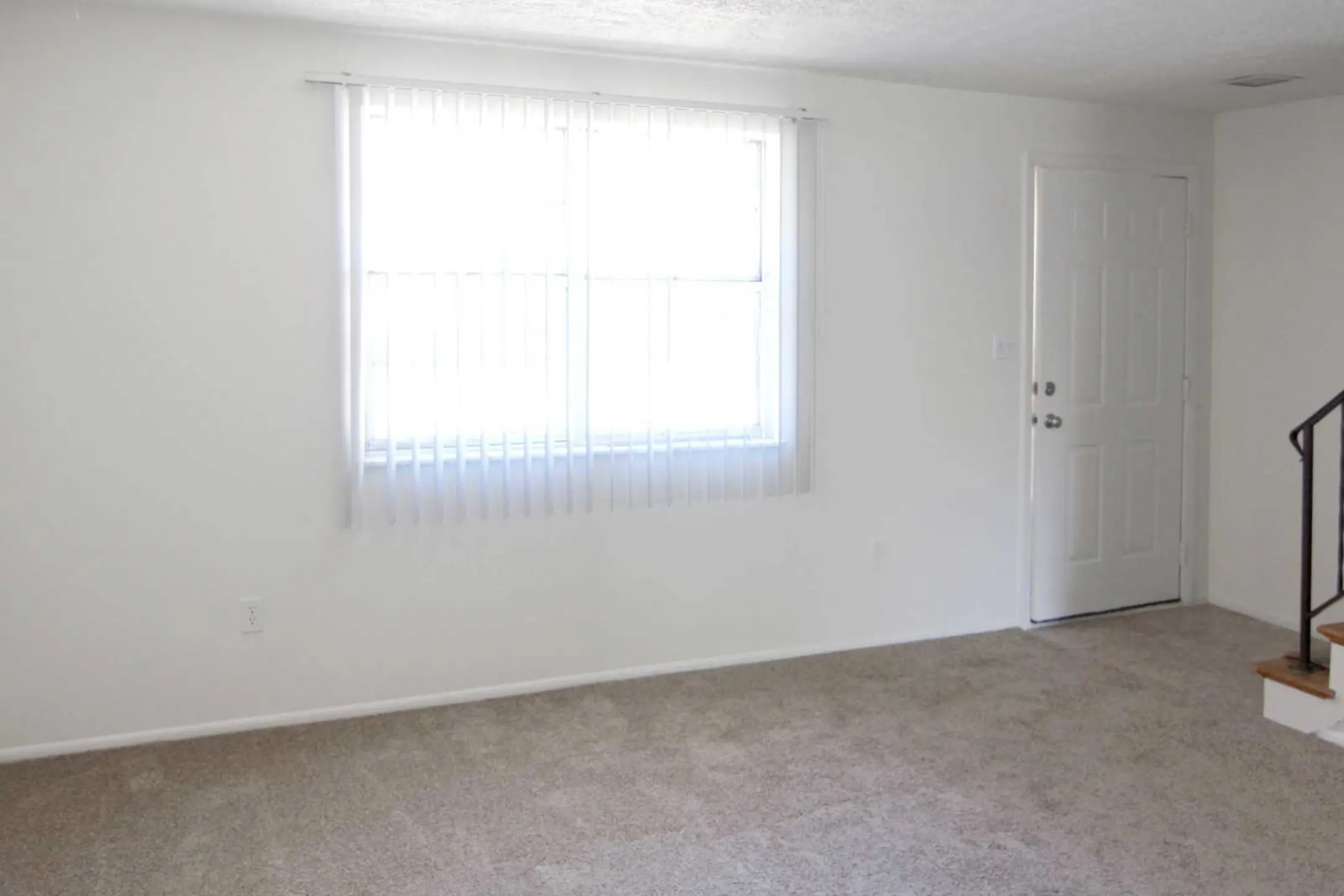 Living Room - Broadmoor Apartments - Dayton, OH